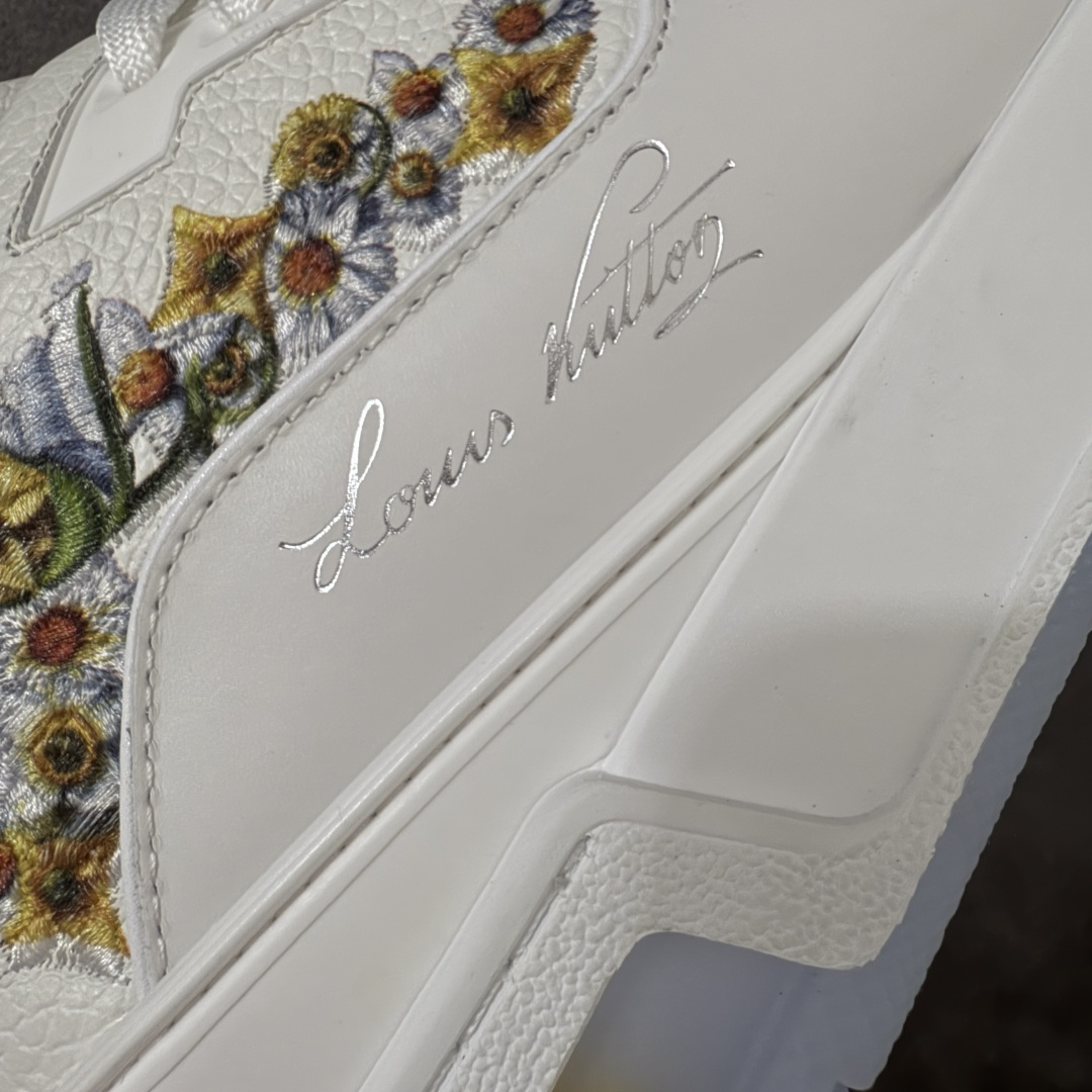 图片[4]-【莞产DM版本】LV Louis Vuitton Trainer 低帮休闲板鞋 代购级别 ZP级全套包装 原版购入历时近两个月开发打造！ 经典多拼色超好看 原版完美楦型 调试了两个月 鞋面独家订制压纹粒面小牛皮 大底TPU、模具费2w+ 质感媲美原版 垫脚聚米微料加透气英伦网布 细节原版一致 ❗️请注意区分市面通货材料 版型 包装配件 尺码： 39 40 41 42 43 44 45 46-选品中心