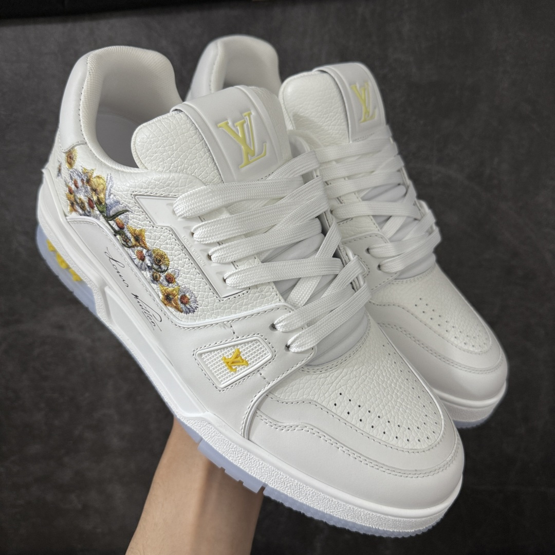 【莞产DM版本】LV Louis Vuitton Trainer 低帮休闲板鞋 代购级别 ZP级全套包装 原版购入历时近两个月开发打造！ 经典多拼色超好看 原版完美楦型 调试了两个月 鞋面独家订制压纹粒面小牛皮 大底TPU、模具费2w+ 质感媲美原版 垫脚聚米微料加透气英伦网布 细节原版一致 ❗️请注意区分市面通货材料 版型 包装配件 尺码： 39 40 41 42 43 44 45 46-选品中心