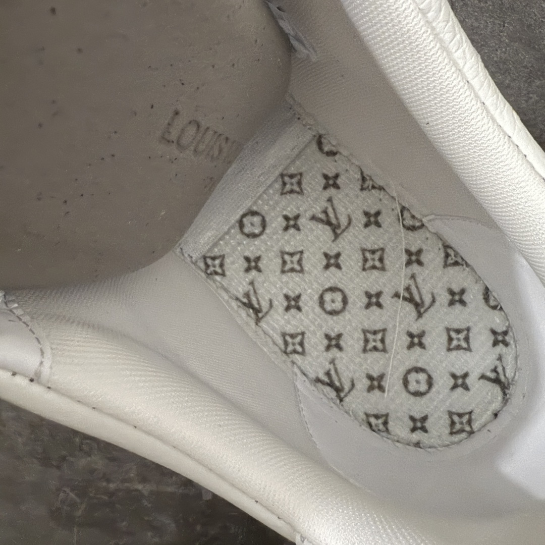 图片[11]-【莞产DM版本】LV Louis Vuitton Trainer 低帮休闲板鞋 代购级别 ZP级全套包装 原版购入历时近两个月开发打造！ 经典多拼色超好看 原版完美楦型 调试了两个月 鞋面独家订制压纹粒面小牛皮 大底TPU、模具费2w+ 质感媲美原版 垫脚聚米微料加透气英伦网布 细节原版一致 ❗️请注意区分市面通货材料 版型 包装配件 尺码： 39 40 41 42 43 44 45 46-选品中心