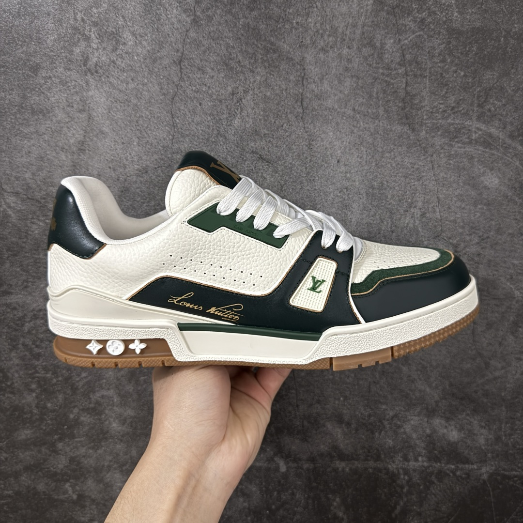 【广东纯原版本】LV Louis Vuitton Trainer 低帮休闲板鞋 代购级别 ZP级全套包装 原版购入历时近两个月开发打造！ 经典多拼色超好看 原版完美楦型 调试了两个月 鞋面独家订制压纹粒面小牛皮 大底TPU、模具费2w+ 质感媲美原版 垫脚聚米微料加透气英伦网布 细节原版一致 ❗️请注意区分市面通货材料 版型 包装配件 尺码： 39 40 41 42 43 44 45 46-莆田鞋