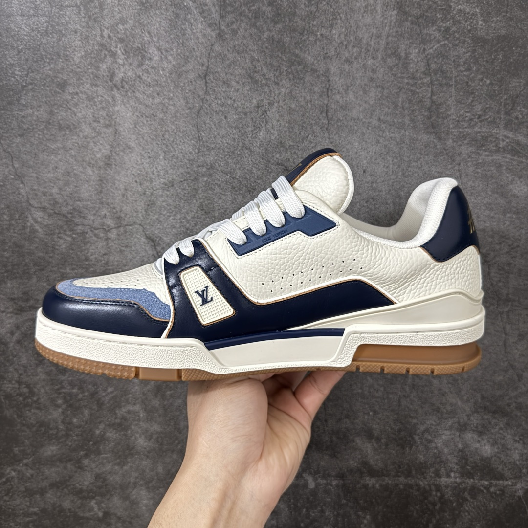 图片[2]-【广东纯原版本】LV Louis Vuitton Trainer 低帮休闲板鞋 代购级别 ZP级全套包装 原版购入历时近两个月开发打造！ 经典多拼色超好看 原版完美楦型 调试了两个月 鞋面独家订制压纹粒面小牛皮 大底TPU、模具费2w+ 质感媲美原版 垫脚聚米微料加透气英伦网布 细节原版一致 ❗️请注意区分市面通货材料 版型 包装配件 尺码： 39 40 41 42 43 44 45 46-莆田鞋