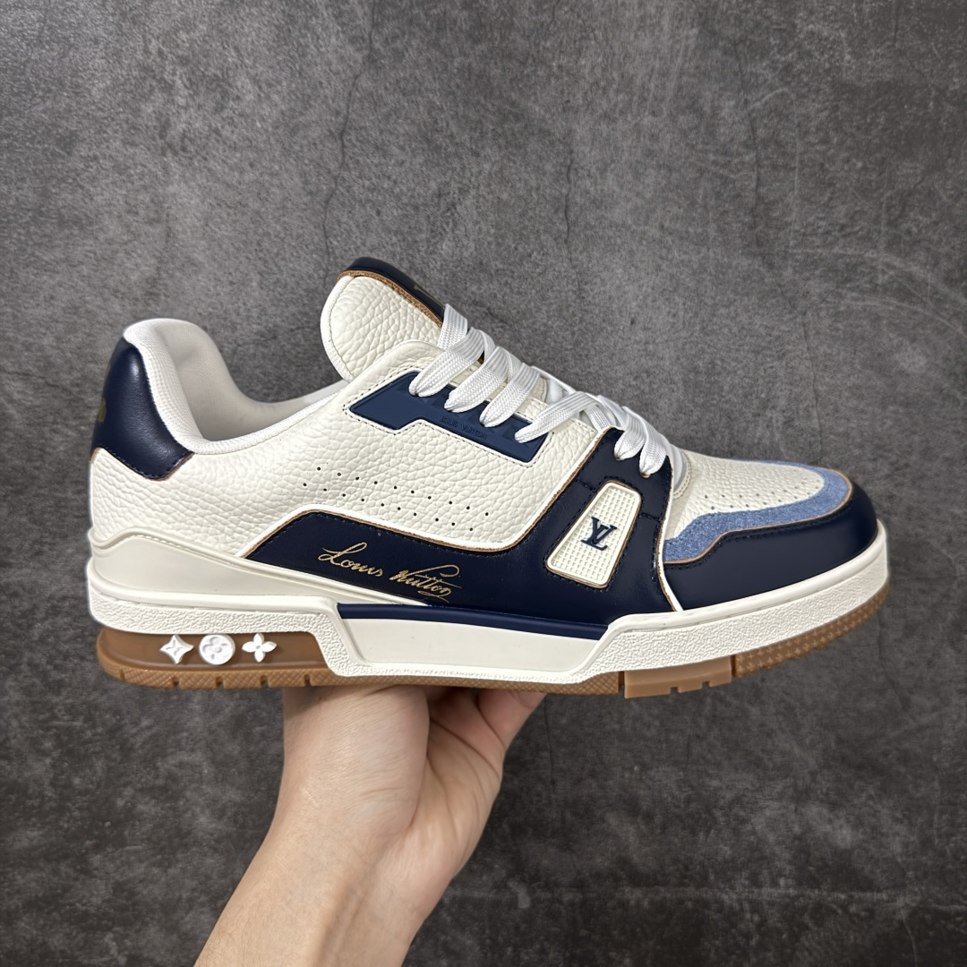 【广东纯原版本】LV Louis Vuitton Trainer 低帮休闲板鞋 代购级别 ZP级全套包装 原版购入历时近两个月开发打造！ 经典多拼色超好看 原版完美楦型 调试了两个月 鞋面独家订制压纹粒面小牛皮 大底TPU、模具费2w+ 质感媲美原版 垫脚聚米微料加透气英伦网布 细节原版一致 ❗️请注意区分市面通货材料 版型 包装配件 尺码： 39 40 41 42 43 44 45 46-莆田鞋
