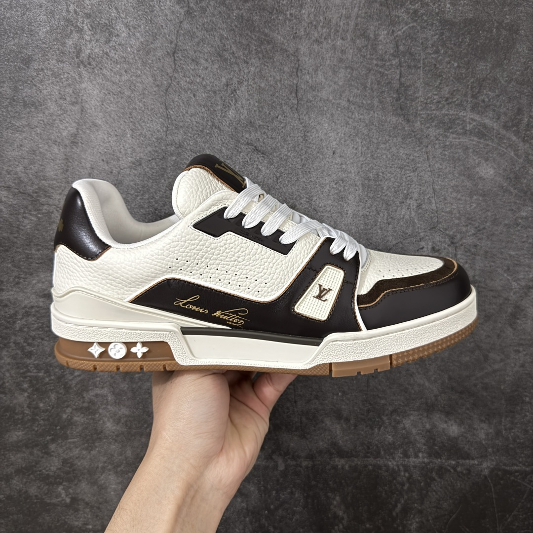 【广东纯原版本】LV Louis Vuitton Trainer 低帮休闲板鞋 代购级别 ZP级全套包装 原版购入历时近两个月开发打造！ 经典多拼色超好看 原版完美楦型 调试了两个月 鞋面独家订制压纹粒面小牛皮 大底TPU、模具费2w+ 质感媲美原版 垫脚聚米微料加透气英伦网布 细节原版一致 ❗️请注意区分市面通货材料 版型 包装配件 尺码： 39 40 41 42 43 44 45 46-选品中心