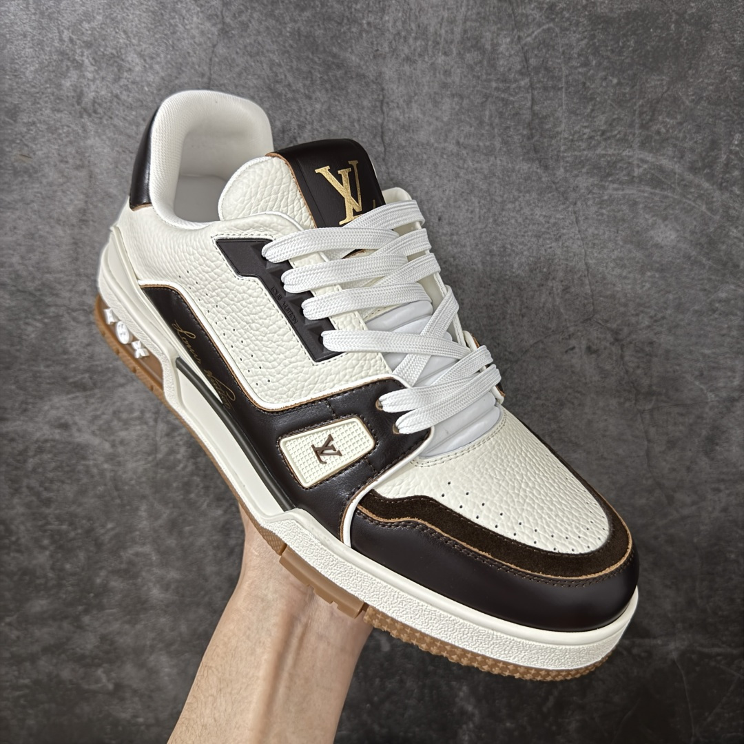 图片[3]-【广东纯原版本】LV Louis Vuitton Trainer 低帮休闲板鞋 代购级别 ZP级全套包装 原版购入历时近两个月开发打造！ 经典多拼色超好看 原版完美楦型 调试了两个月 鞋面独家订制压纹粒面小牛皮 大底TPU、模具费2w+ 质感媲美原版 垫脚聚米微料加透气英伦网布 细节原版一致 ❗️请注意区分市面通货材料 版型 包装配件 尺码： 39 40 41 42 43 44 45 46-选品中心