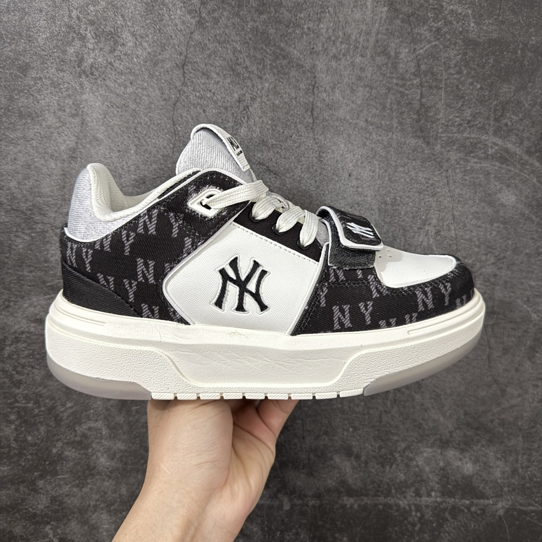 【公司级】MLB Chunky Liner New York Yankees 定制MLB配色 学长鞋系列低帮老爹风轻量增高厚底百搭休闲运动慢跑鞋高级街头休閒品牌MLB公开了新推出的Chunky Liner系列，以学长鞋之名，定义每个人的少年感！MLB在Big Ball Chunkey,High Chunkey等推出的每款运动鞋都大受欢迎，成爲运动鞋的爆款店，在2022年推出了新风格的运动鞋“Chunky Liner”系列。Chunky Liner是从棒球鞋中获得灵感设计，添加了气质街头时尚的运动鞋。在产品上市的同时推出一些海报中，它展现追求自己个性的顾客们的Flex形象和多样的搭配。特别是夹克和连衣裙等正式单品加上球帽，运动鞋等运动单品的混搭，展现更加时尚的搭配，给人舒适又酷的感觉。Chunky Liner是灵感来自于直线延伸的强打者的击球,鞋帮图案加上反向反射材质的Pipping线条，突显了细节。Outsol以棒球和MLB标志爲主题进行了设计,被评价爲体现了MLB独有的个性。 高弹性、吸汗、复原力卓越的开孔材质的鞋垫 货号：3ASXMDM6N(GP007) 尺码：尺码：35-45带半码-选品中心