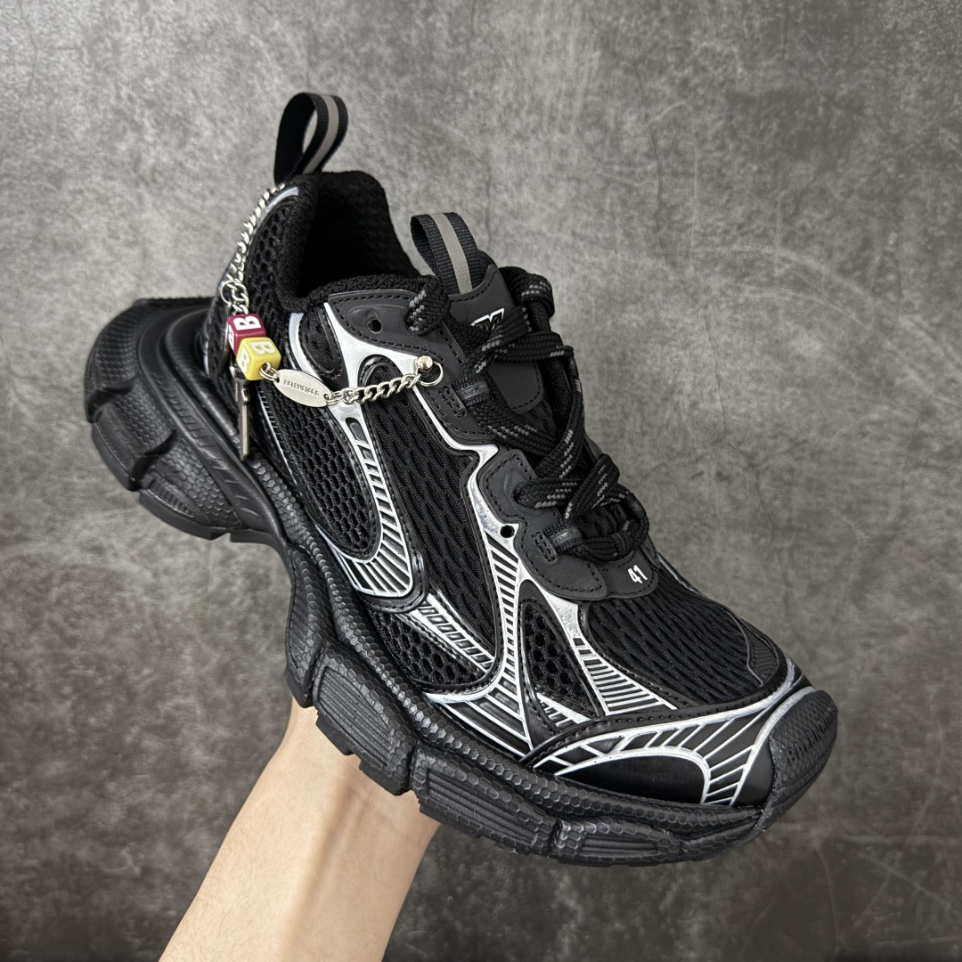 图片[3]-【VG版本】Balenciaga巴黎世家 3XL 黑白 4.0链条⛓️挂饰同心锁 该有的材料配置、做工工艺和配套配件全部拉满 全套原纸板楦头开发 最原汁原味的灵魂版型 全鞋荧光划线卡点 胶水把控整洁度追求极致完美 每一双都是工艺品 多重QC质检 超越公司货的品控标准 实实在在的免检产品 原盒原配 正确字体电绣 粗细、位置、大小正确 侧边TPU 透气孔匹配意产原版 正确分离大底 TPU软底 原版一致大底LOGO 立体感十足 原厂皮料水洗做旧 采购原厂网纱 不含皮革 网布材料和聚氨酯 磨损效果 鞋头边缘和后帮 Balenciaga 徽标 鞋面和后跟凸印尺码 鞋舌 3XL 橡胶品牌标识和反光细节 鞋帮拉袢和鞋舌拉祥 配反光细节 备用鞋带在鞋履前侧 可在穿着前取下 便于不同造型搭配！ 尺码：35 36 37 38 39 40 41 42 43 44 45 46-选品中心