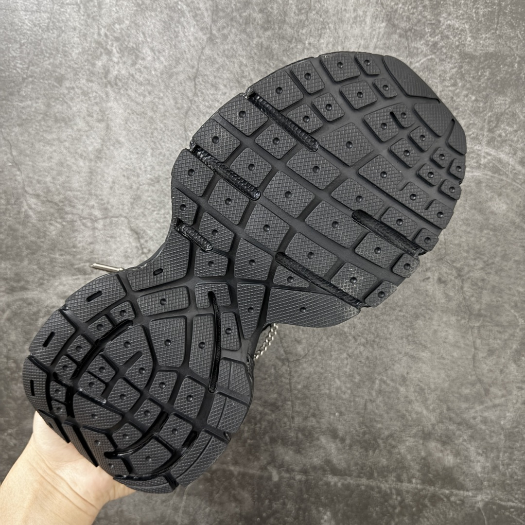 图片[9]-【VG版本】Balenciaga巴黎世家 3XL 黑白 4.0链条⛓️挂饰同心锁 该有的材料配置、做工工艺和配套配件全部拉满 全套原纸板楦头开发 最原汁原味的灵魂版型 全鞋荧光划线卡点 胶水把控整洁度追求极致完美 每一双都是工艺品 多重QC质检 超越公司货的品控标准 实实在在的免检产品 原盒原配 正确字体电绣 粗细、位置、大小正确 侧边TPU 透气孔匹配意产原版 正确分离大底 TPU软底 原版一致大底LOGO 立体感十足 原厂皮料水洗做旧 采购原厂网纱 不含皮革 网布材料和聚氨酯 磨损效果 鞋头边缘和后帮 Balenciaga 徽标 鞋面和后跟凸印尺码 鞋舌 3XL 橡胶品牌标识和反光细节 鞋帮拉袢和鞋舌拉祥 配反光细节 备用鞋带在鞋履前侧 可在穿着前取下 便于不同造型搭配！ 尺码：35 36 37 38 39 40 41 42 43 44 45 46-选品中心