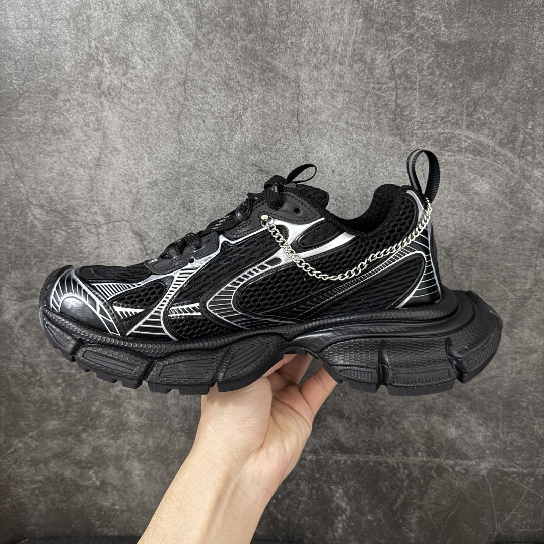 图片[2]-【VG版本】Balenciaga巴黎世家 3XL 黑白 4.0链条⛓️挂饰同心锁 该有的材料配置、做工工艺和配套配件全部拉满 全套原纸板楦头开发 最原汁原味的灵魂版型 全鞋荧光划线卡点 胶水把控整洁度追求极致完美 每一双都是工艺品 多重QC质检 超越公司货的品控标准 实实在在的免检产品 原盒原配 正确字体电绣 粗细、位置、大小正确 侧边TPU 透气孔匹配意产原版 正确分离大底 TPU软底 原版一致大底LOGO 立体感十足 原厂皮料水洗做旧 采购原厂网纱 不含皮革 网布材料和聚氨酯 磨损效果 鞋头边缘和后帮 Balenciaga 徽标 鞋面和后跟凸印尺码 鞋舌 3XL 橡胶品牌标识和反光细节 鞋帮拉袢和鞋舌拉祥 配反光细节 备用鞋带在鞋履前侧 可在穿着前取下 便于不同造型搭配！ 尺码：35 36 37 38 39 40 41 42 43 44 45 46-选品中心