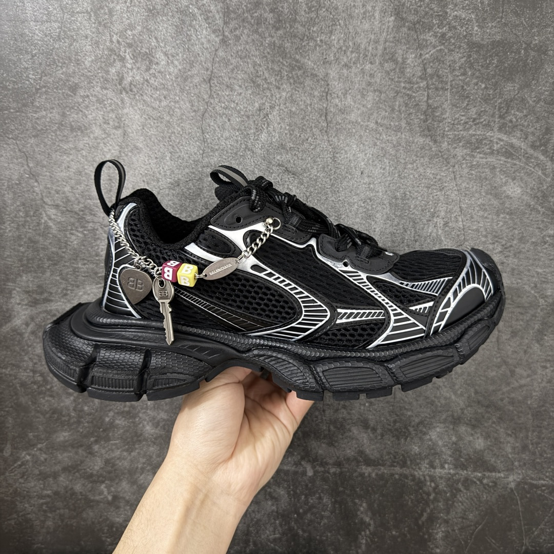 【VG版本】Balenciaga巴黎世家 3XL 黑白 4.0链条⛓️挂饰同心锁 该有的材料配置、做工工艺和配套配件全部拉满 全套原纸板楦头开发 最原汁原味的灵魂版型 全鞋荧光划线卡点 胶水把控整洁度追求极致完美 每一双都是工艺品 多重QC质检 超越公司货的品控标准 实实在在的免检产品 原盒原配 正确字体电绣 粗细、位置、大小正确 侧边TPU 透气孔匹配意产原版 正确分离大底 TPU软底 原版一致大底LOGO 立体感十足 原厂皮料水洗做旧 采购原厂网纱 不含皮革 网布材料和聚氨酯 磨损效果 鞋头边缘和后帮 Balenciaga 徽标 鞋面和后跟凸印尺码 鞋舌 3XL 橡胶品牌标识和反光细节 鞋帮拉袢和鞋舌拉祥 配反光细节 备用鞋带在鞋履前侧 可在穿着前取下 便于不同造型搭配！ 尺码：35 36 37 38 39 40 41 42 43 44 45 46-选品中心