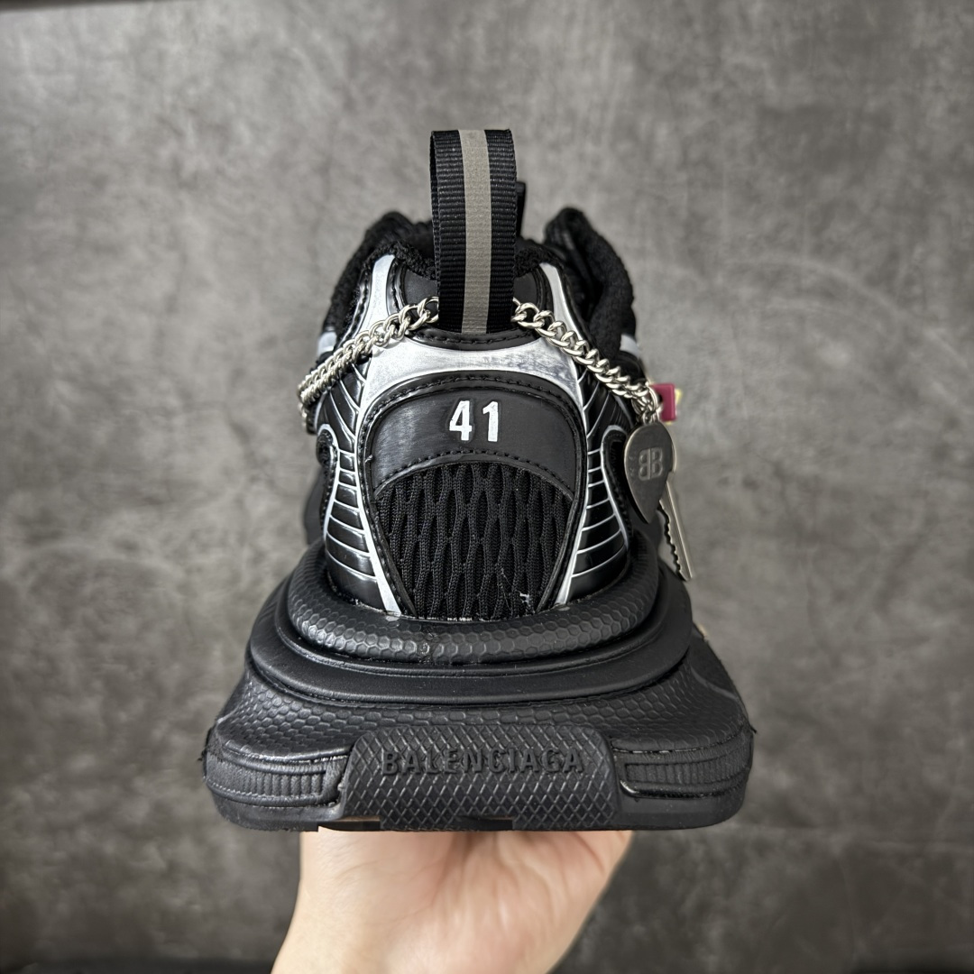 图片[4]-【VG版本】Balenciaga巴黎世家 3XL 黑白 4.0链条⛓️挂饰同心锁 该有的材料配置、做工工艺和配套配件全部拉满 全套原纸板楦头开发 最原汁原味的灵魂版型 全鞋荧光划线卡点 胶水把控整洁度追求极致完美 每一双都是工艺品 多重QC质检 超越公司货的品控标准 实实在在的免检产品 原盒原配 正确字体电绣 粗细、位置、大小正确 侧边TPU 透气孔匹配意产原版 正确分离大底 TPU软底 原版一致大底LOGO 立体感十足 原厂皮料水洗做旧 采购原厂网纱 不含皮革 网布材料和聚氨酯 磨损效果 鞋头边缘和后帮 Balenciaga 徽标 鞋面和后跟凸印尺码 鞋舌 3XL 橡胶品牌标识和反光细节 鞋帮拉袢和鞋舌拉祥 配反光细节 备用鞋带在鞋履前侧 可在穿着前取下 便于不同造型搭配！ 尺码：35 36 37 38 39 40 41 42 43 44 45 46-选品中心