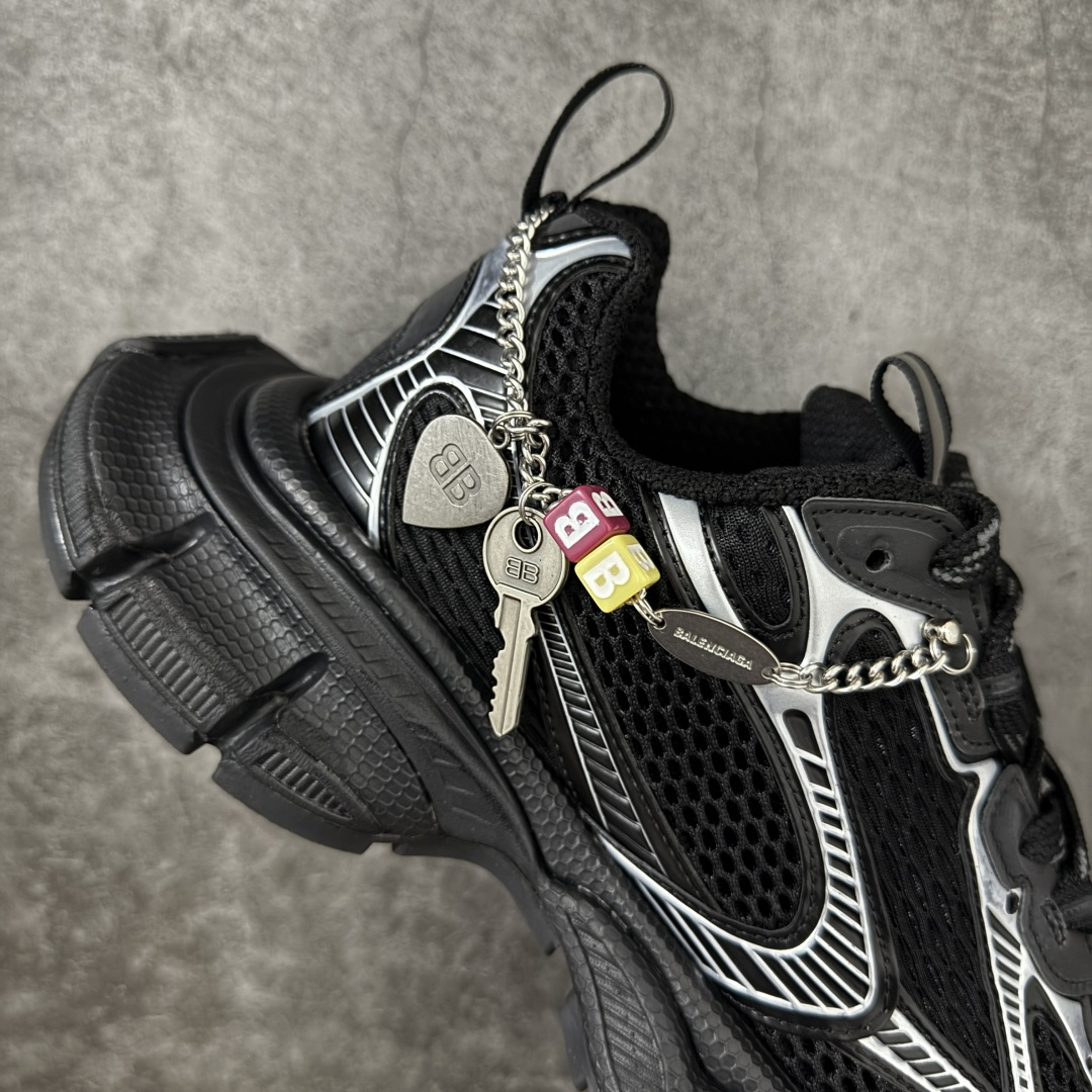 图片[7]-【VG版本】Balenciaga巴黎世家 3XL 黑白 4.0链条⛓️挂饰同心锁 该有的材料配置、做工工艺和配套配件全部拉满 全套原纸板楦头开发 最原汁原味的灵魂版型 全鞋荧光划线卡点 胶水把控整洁度追求极致完美 每一双都是工艺品 多重QC质检 超越公司货的品控标准 实实在在的免检产品 原盒原配 正确字体电绣 粗细、位置、大小正确 侧边TPU 透气孔匹配意产原版 正确分离大底 TPU软底 原版一致大底LOGO 立体感十足 原厂皮料水洗做旧 采购原厂网纱 不含皮革 网布材料和聚氨酯 磨损效果 鞋头边缘和后帮 Balenciaga 徽标 鞋面和后跟凸印尺码 鞋舌 3XL 橡胶品牌标识和反光细节 鞋帮拉袢和鞋舌拉祥 配反光细节 备用鞋带在鞋履前侧 可在穿着前取下 便于不同造型搭配！ 尺码：35 36 37 38 39 40 41 42 43 44 45 46-选品中心
