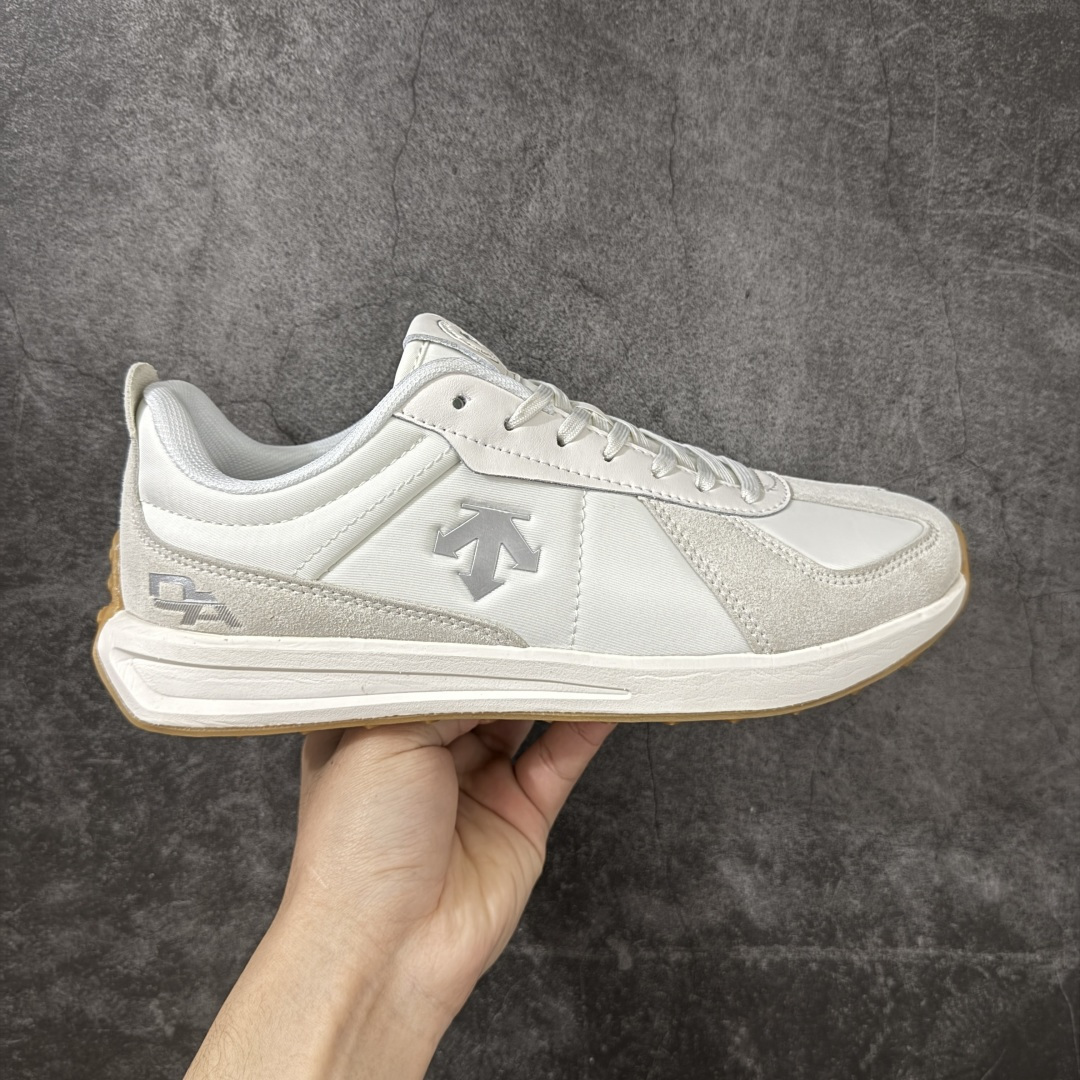 【纯原W1版】迪桑特DESCENTE Chron TRAINER 运动简约 低帮 生活休闲鞋 市面最优品质 区别市场版本 DESCENTE（迪桑特）创立于1935年，品牌名取自法语词汇，意为“滑降”。品牌箭头标识代表滑雪的三种技术“高速直线滑行”、“穿越”和“侧滑”，也寓意品牌在打造高端专业运动产品中不断追求完美的创新精神，致力于成为中国高端专业滑雪、综训、女子、铁人三项、高尔夫的第一品牌。 尺码：36 36.5 37 38 38.5 39 40 40.5 41 42 42.5 43 44 44.5 45-选品中心