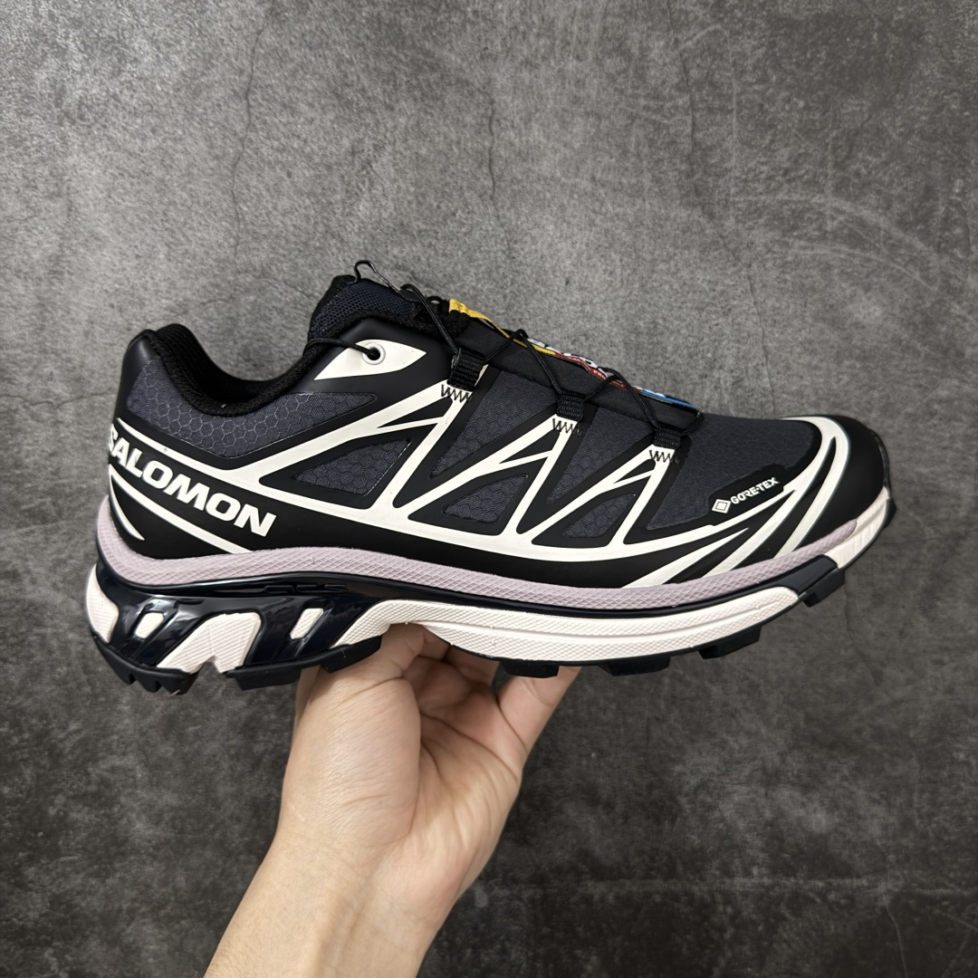 【PZ防水版】 Salomon XT-6 Gore-Tex防水款 萨洛蒙复古潮流户外机能登山跑鞋 黑粉色 478614 真正防水版本 区别假材料 纯原外贸平台特供订单 耗时半年巨作 全套原纸板楦头开发 原厂特供网布配套加持 确保原汁原味 完美呈现版型 原档数据独家私模五层组合大底 原装Ortholite轻量化鞋垫 中底布带钢印编号 原厂TPU锁扣 进口港宝加持 后跟自然饱满 还原公司包裹性 鞋面以“锯齿”状的包裹系统呈现 在基色底之下加入了各种色点缀 将公司的最新技术和时尚前卫的造型融入耐用的长跑款式中 鞋面由 TPU 薄膜制成 并焊接在高耐磨网眼上 使其既时尚又坚固 由 ACS底盘支撑 可增强稳定性和支撑力 以及由橡胶凸耳 Contragrip外底覆盖的 EVA 缓冲中底 旨在应对崎岖的地形 鞋舌上的彩色Salomon 标签、Quicklace 系统以及鞋头、鞋舌和鞋跟上的附加品牌使细节更加完美 让穿着者可以轻松驾驭户外与通勤下的任何运动生活场景 无缝鞋身户外随意纵横 颜值与脚感兼备 出街通勤 绝对非常吸睛 你值得拥有 尺码：36 36.5 37.5 38 38.5 39 40 40.5 41 42 42.5 43 44 44.5 45-莆田鞋