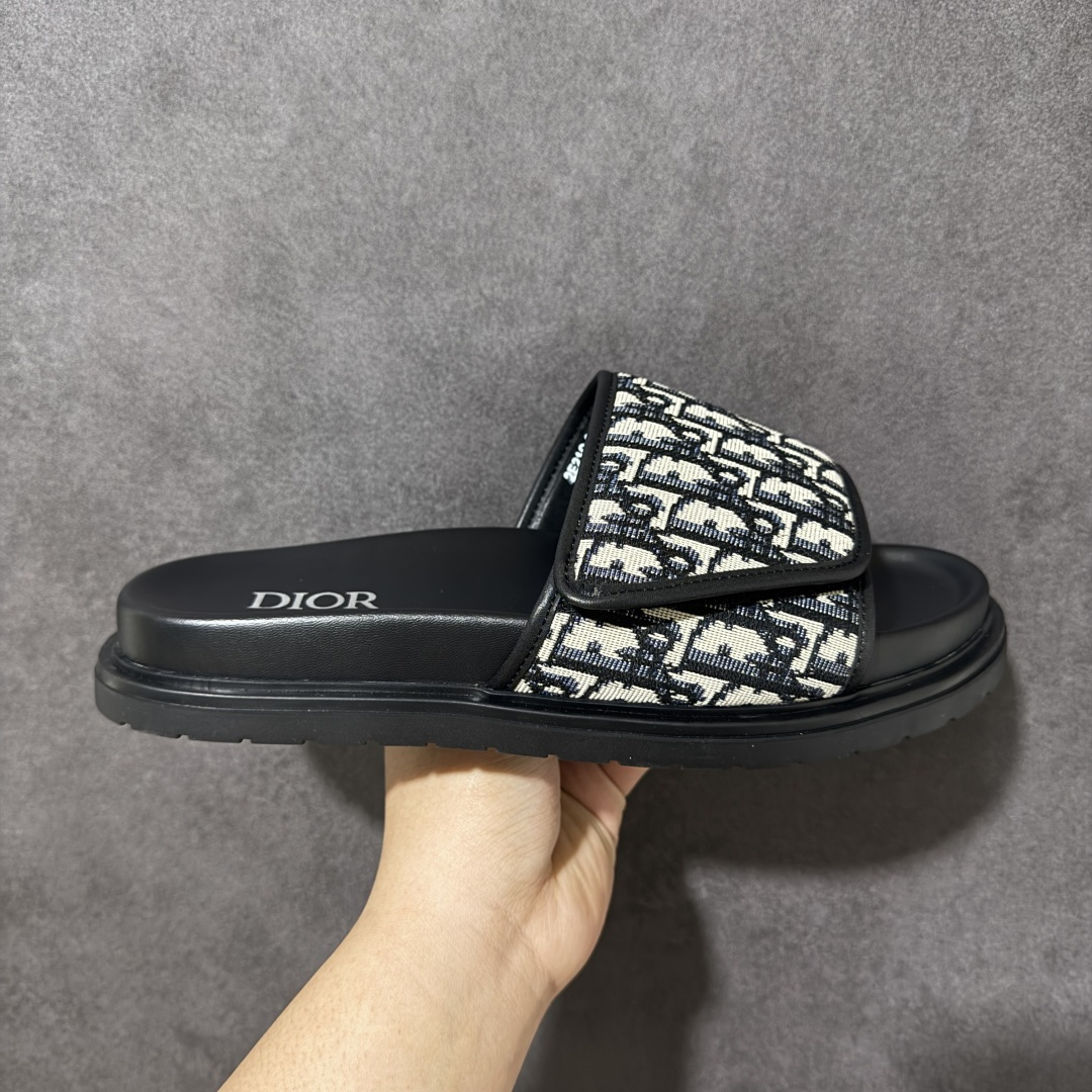 【纯原版】Dior 迪奥 Alias凉鞋是2026 新品，是一款悠闲而精致的作品。该风格采用米色和黑色Dior Oblique提花制成，展示了交叉带设计。这款凉鞋由黑色皮革和橡胶鞋底组成，提供最佳舒适度，并由Dior Oblique防滑插入物增强，将毫不费力地与本季的任何休闲外观搭配。 尺码：40-46-选品中心