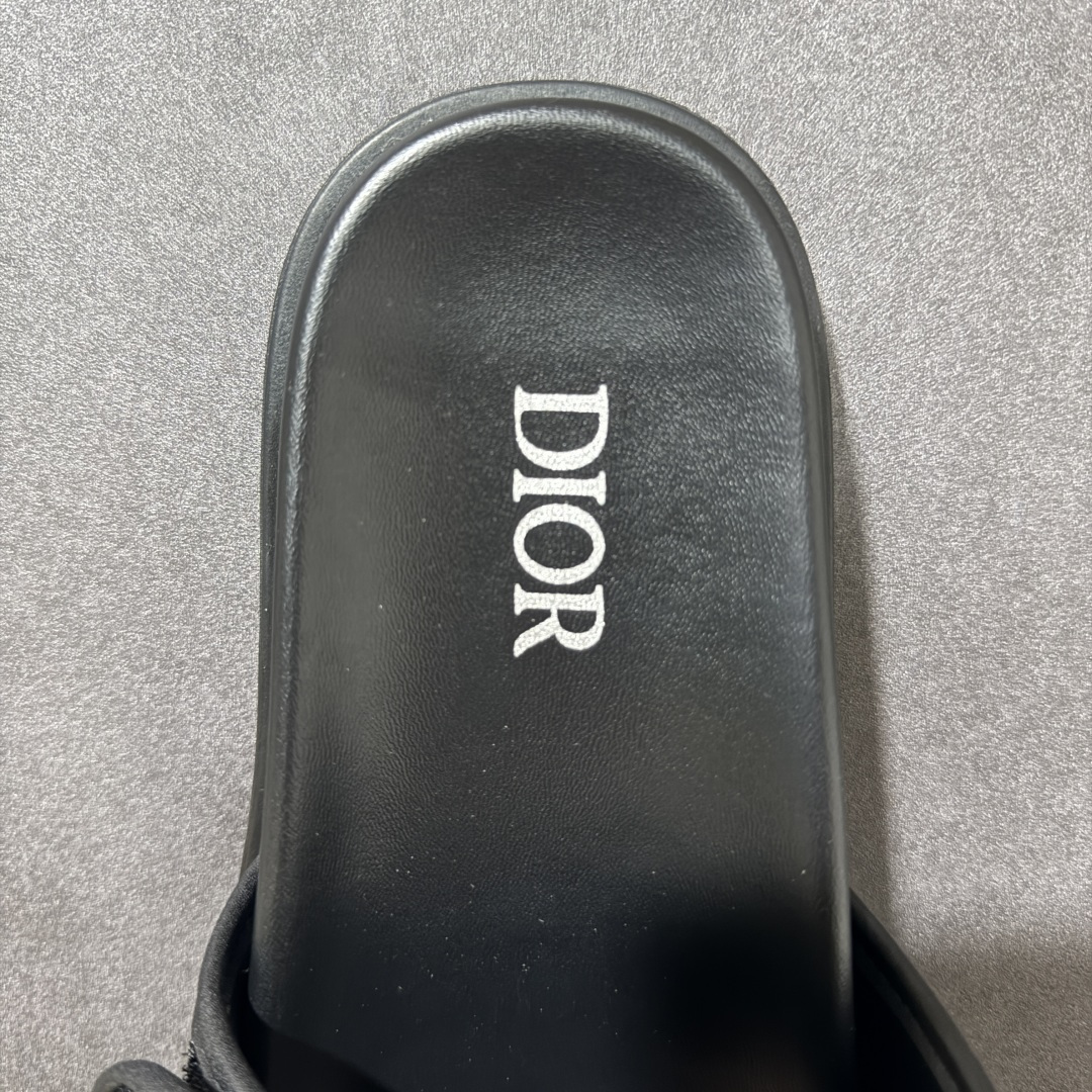图片[8]-【纯原版】Dior 迪奥 Alias凉鞋是2026 新品，是一款悠闲而精致的作品。该风格采用米色和黑色Dior Oblique提花制成，展示了交叉带设计。这款凉鞋由黑色皮革和橡胶鞋底组成，提供最佳舒适度，并由Dior Oblique防滑插入物增强，将毫不费力地与本季的任何休闲外观搭配。 尺码：40-46-选品中心