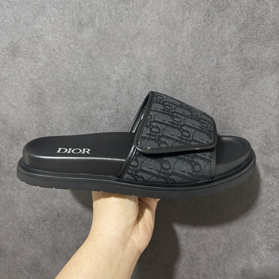 【纯原版】Dior 迪奥 Alias凉鞋是2026 新品，是一款悠闲而精致的作品。该风格采用米色和黑色Dior Oblique提花制成，展示了交叉带设计。这款凉鞋由黑色皮革和橡胶鞋底组成，提供最佳舒适度，并由Dior Oblique防滑插入物增强，将毫不费力地与本季的任何休闲外观搭配。 尺码：40-46-选品中心
