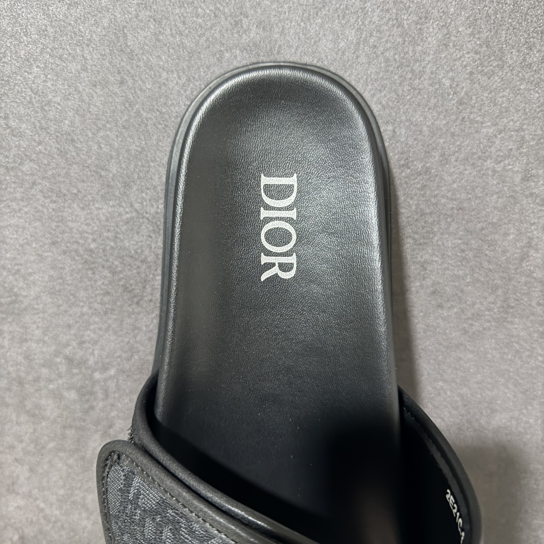 图片[6]-【纯原版】Dior 迪奥 Alias凉鞋是2026 新品，是一款悠闲而精致的作品。该风格采用米色和黑色Dior Oblique提花制成，展示了交叉带设计。这款凉鞋由黑色皮革和橡胶鞋底组成，提供最佳舒适度，并由Dior Oblique防滑插入物增强，将毫不费力地与本季的任何休闲外观搭配。 尺码：40-46-选品中心