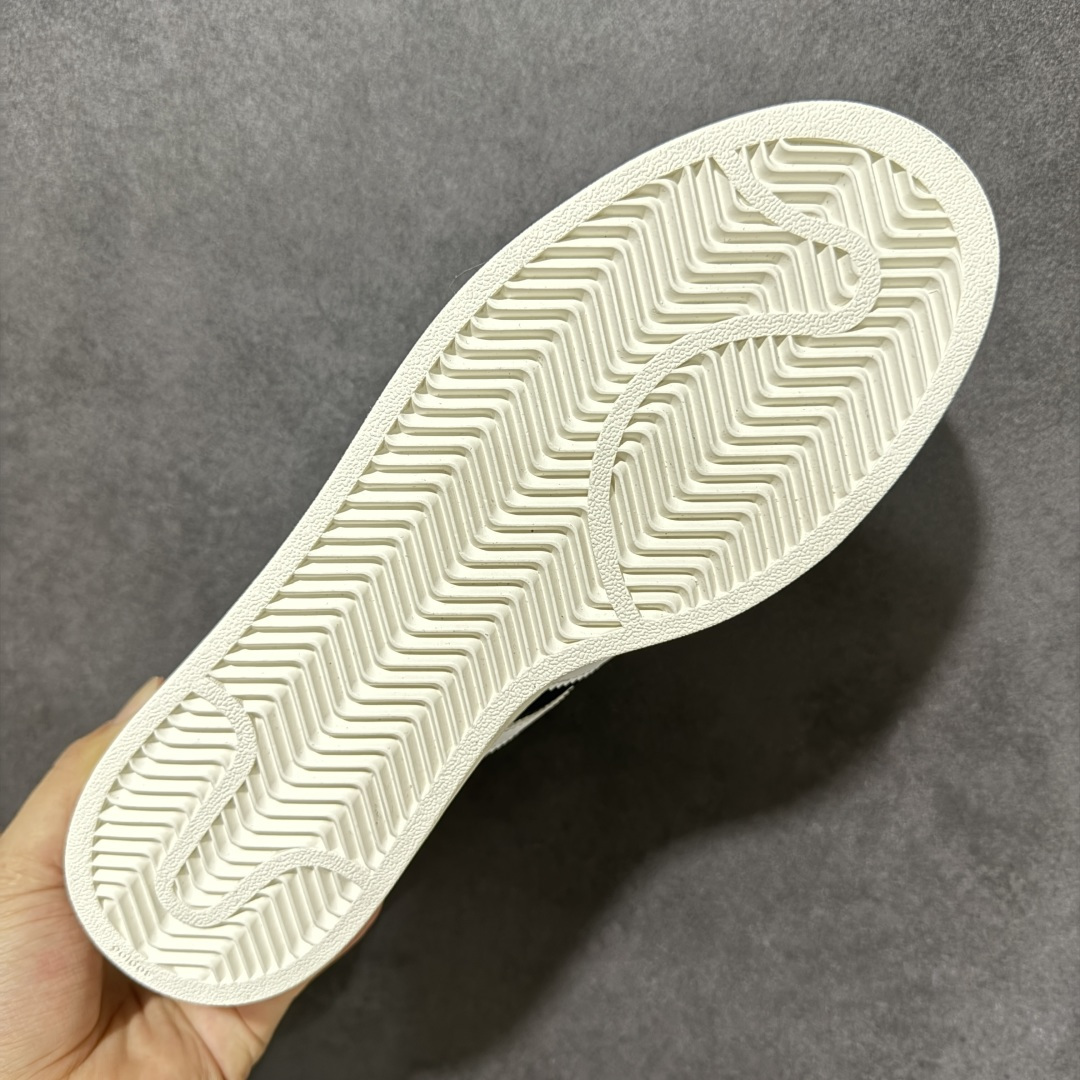 图片[9]-【公司级】Adidas Original Superstar 2 阿迪达斯 低帮 男女同款 贝壳头2代防滑耐磨轻便低邦板鞋 鞋身整体以黑色皮革打造，搭配经典白色贝壳头，鞋身两侧经典锯齿三条杠Logo采用白色点缀，侧身Superstar字样金色压印妆点，鞋舌黑色底色上压印金色品牌大logo，后跟装饰片同样烫印金色logo，最后以白色大底完善整体设计收尾。整体大方耐看。 货号：KI0981 尺码：35¹/₃ 36 36²/₃ 37¹/₃ 38 38²/₃ 39¹/₃ 40 40²/₃ 41¹/₃ 42 42²/₃ 43¹/₃ 44 44²/₃ 45¹/₃-选品中心