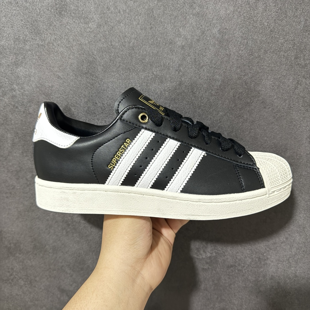 NO:780065,Local support stores [company level] Adidas Original Superstar 2 Adidas low-top men's and women's shell toe 2 generation non-slip wear-resistant lightweight low-top sneakers  The entire body of the shoe is made of black leather, with a classic white shell toe. The classic zigzag three-stripe logo on both sides of the shoe is embellished with white. The Superstar wording is embossed in gold on the side. The tongue is embossed with a large gold brand logo on a black background. The heel decorative piece is also hot-stamped with a gold logo. Finally, a white outsole completes the overall design. The overall design is elegant and durable. Item No. KI0981 Size 35/ 36 36/ 37/ 38 38/  39/ 40 40/ 41/ 42 42/ 43/ 44 44/ 45/ Coding XB200210,,adidas19860909本地 支持放店【公司级】Adidas Original Superstar 2 阿迪达斯 低帮 男女同款 贝壳头2代防滑耐磨轻便低邦板鞋 鞋身整体以黑色皮革打造,搭配经典白色贝壳头,鞋身两侧经典锯齿三条杠Logo采用白色点缀,侧身Superstar字样金色压印妆点,鞋舌黑色底色上压印金色品牌大logo,后跟装饰片同样烫印金色logo,最后以白色大底完善整体设计收尾.整体大方耐看. 货号KI0981 尺码35/ 36 36/ 37/ 38 38/ 39/ 40 40/ 41/ 42 42/ 43/ 44 44/ 45/ 编码XB200210,,adidas,Men's shoes