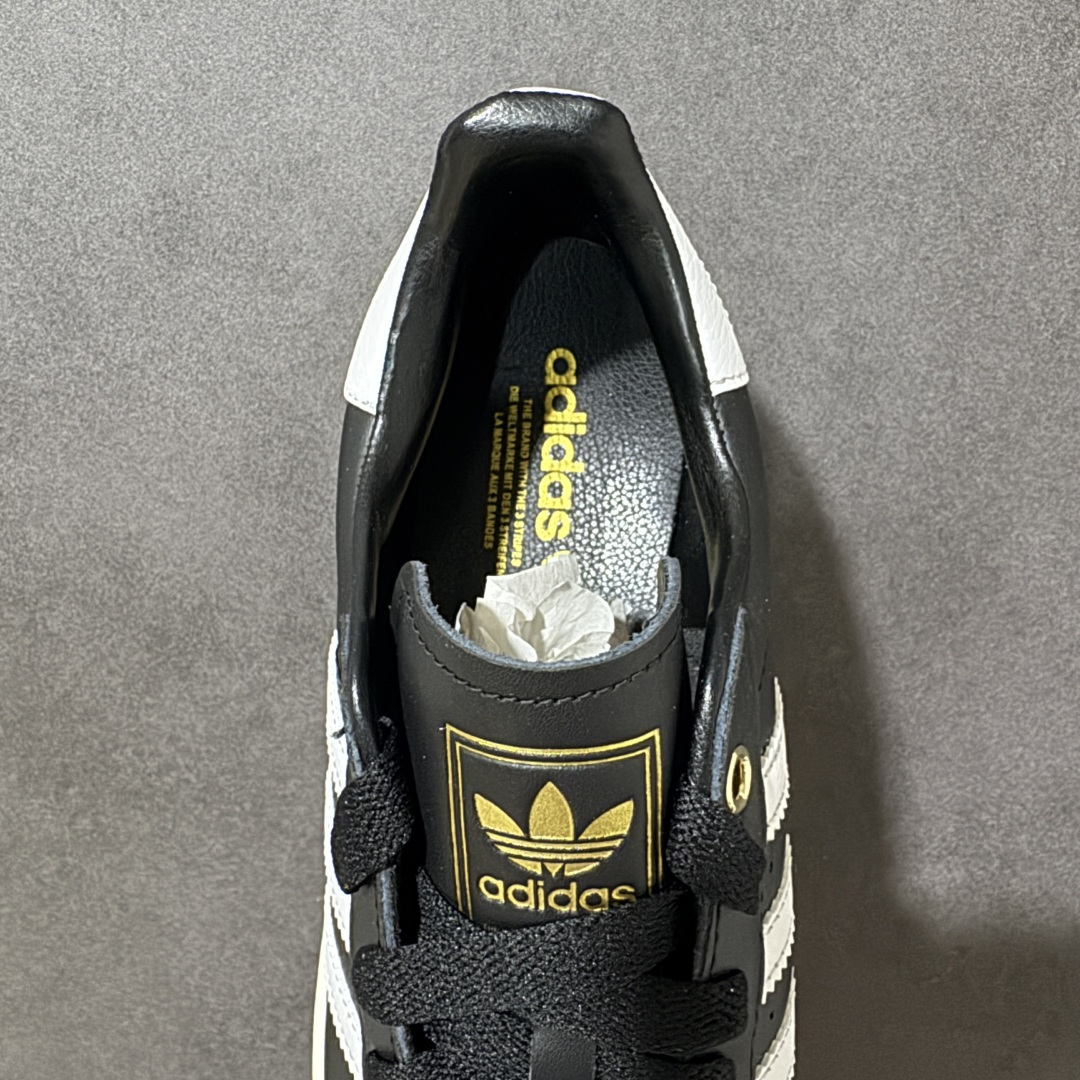 图片[6]-【公司级】Adidas Original Superstar 2 阿迪达斯 低帮 男女同款 贝壳头2代防滑耐磨轻便低邦板鞋 鞋身整体以黑色皮革打造，搭配经典白色贝壳头，鞋身两侧经典锯齿三条杠Logo采用白色点缀，侧身Superstar字样金色压印妆点，鞋舌黑色底色上压印金色品牌大logo，后跟装饰片同样烫印金色logo，最后以白色大底完善整体设计收尾。整体大方耐看。 货号：KI0981 尺码：35¹/₃ 36 36²/₃ 37¹/₃ 38 38²/₃ 39¹/₃ 40 40²/₃ 41¹/₃ 42 42²/₃ 43¹/₃ 44 44²/₃ 45¹/₃-选品中心