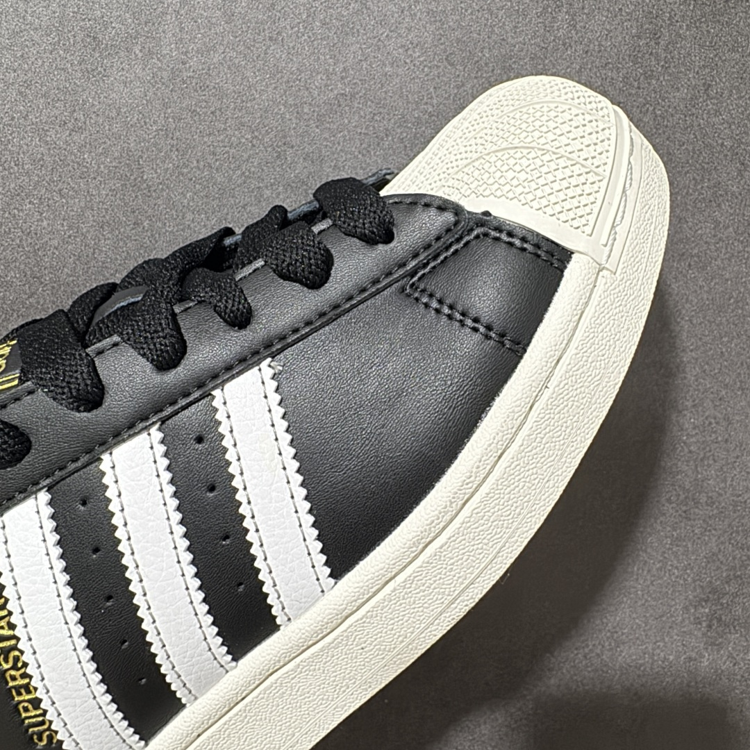 图片[8]-【公司级】Adidas Original Superstar 2 阿迪达斯 低帮 男女同款 贝壳头2代防滑耐磨轻便低邦板鞋 鞋身整体以黑色皮革打造，搭配经典白色贝壳头，鞋身两侧经典锯齿三条杠Logo采用白色点缀，侧身Superstar字样金色压印妆点，鞋舌黑色底色上压印金色品牌大logo，后跟装饰片同样烫印金色logo，最后以白色大底完善整体设计收尾。整体大方耐看。 货号：KI0981 尺码：35¹/₃ 36 36²/₃ 37¹/₃ 38 38²/₃ 39¹/₃ 40 40²/₃ 41¹/₃ 42 42²/₃ 43¹/₃ 44 44²/₃ 45¹/₃-选品中心