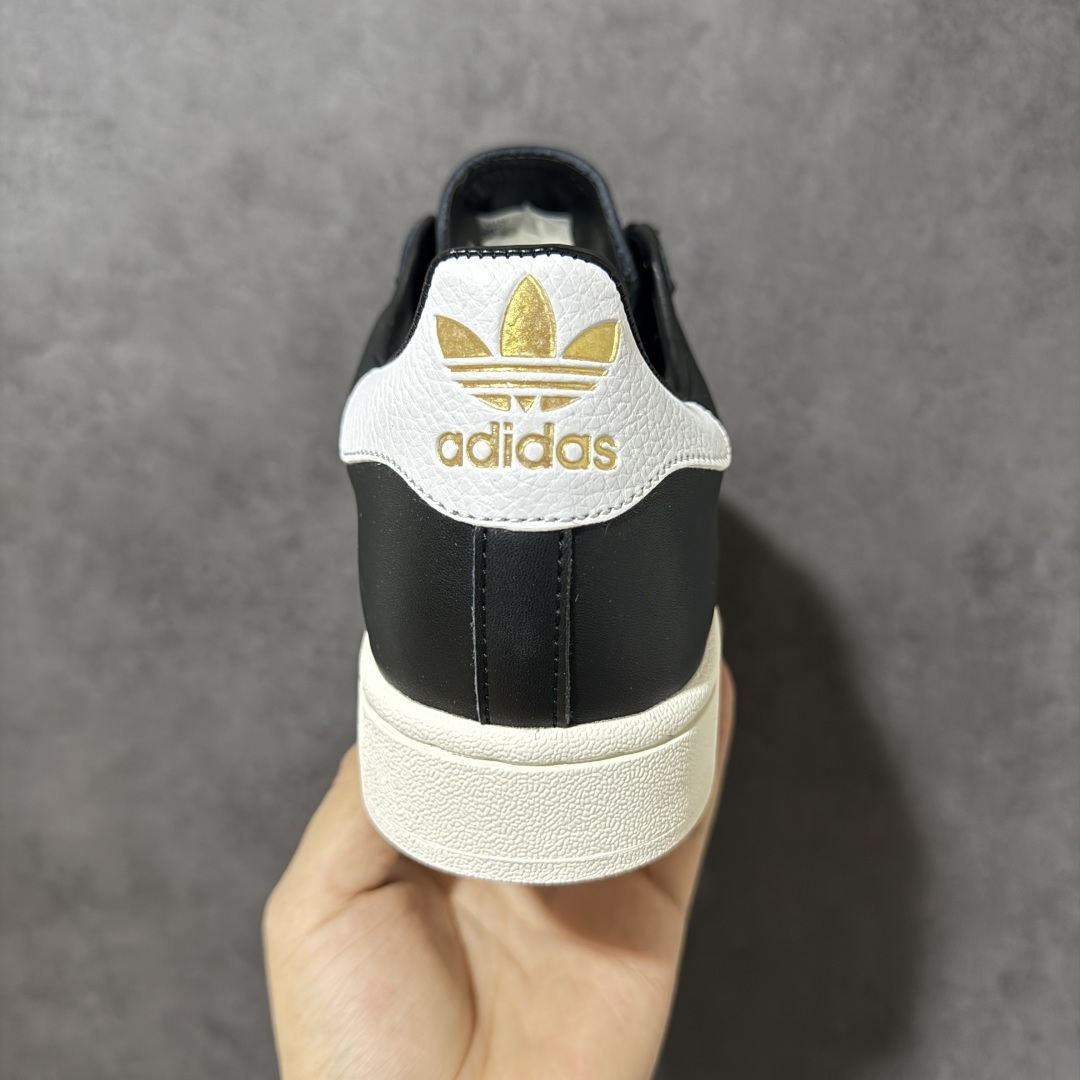 图片[4]-【公司级】Adidas Original Superstar 2 阿迪达斯 低帮 男女同款 贝壳头2代防滑耐磨轻便低邦板鞋 鞋身整体以黑色皮革打造，搭配经典白色贝壳头，鞋身两侧经典锯齿三条杠Logo采用白色点缀，侧身Superstar字样金色压印妆点，鞋舌黑色底色上压印金色品牌大logo，后跟装饰片同样烫印金色logo，最后以白色大底完善整体设计收尾。整体大方耐看。 货号：KI0981 尺码：35¹/₃ 36 36²/₃ 37¹/₃ 38 38²/₃ 39¹/₃ 40 40²/₃ 41¹/₃ 42 42²/₃ 43¹/₃ 44 44²/₃ 45¹/₃-选品中心