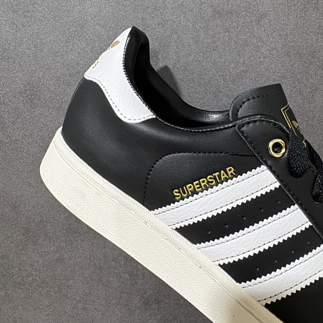 图片[7]-【公司级】Adidas Original Superstar 2 阿迪达斯 低帮 男女同款 贝壳头2代防滑耐磨轻便低邦板鞋 鞋身整体以黑色皮革打造，搭配经典白色贝壳头，鞋身两侧经典锯齿三条杠Logo采用白色点缀，侧身Superstar字样金色压印妆点，鞋舌黑色底色上压印金色品牌大logo，后跟装饰片同样烫印金色logo，最后以白色大底完善整体设计收尾。整体大方耐看。 货号：KI0981 尺码：35¹/₃ 36 36²/₃ 37¹/₃ 38 38²/₃ 39¹/₃ 40 40²/₃ 41¹/₃ 42 42²/₃ 43¹/₃ 44 44²/₃ 45¹/₃-选品中心