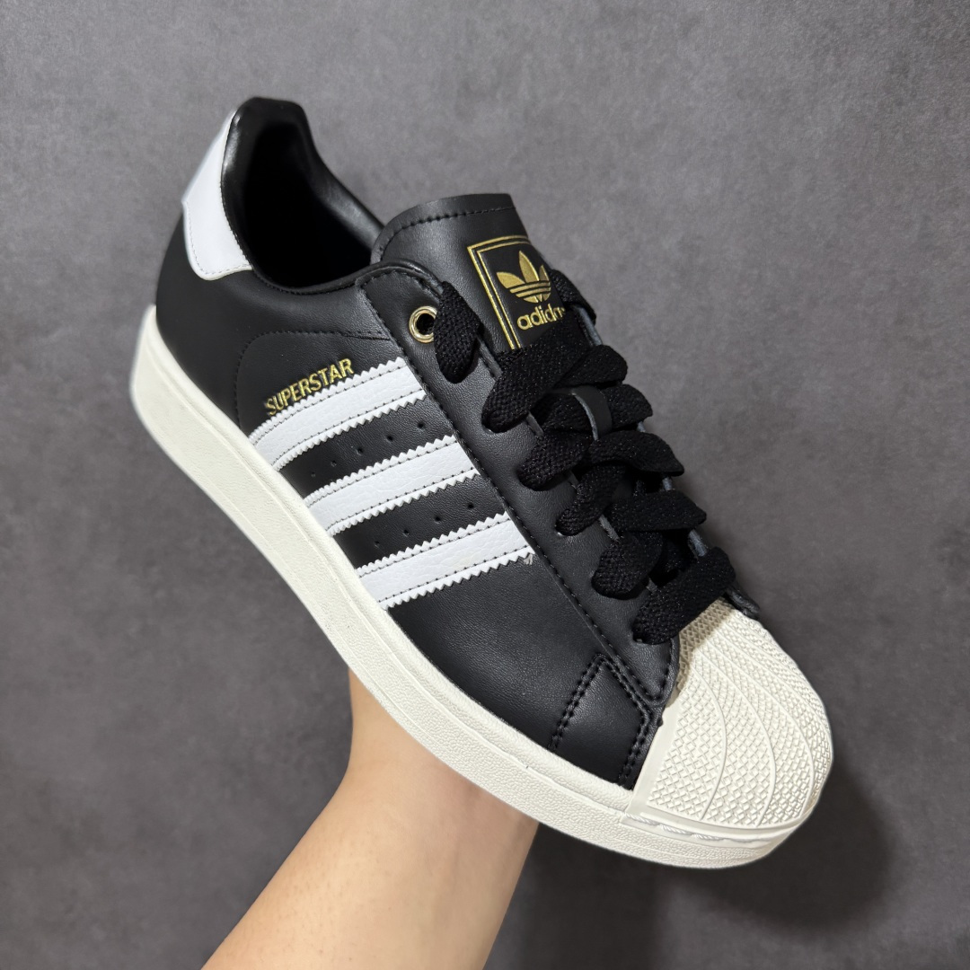 图片[3]-【公司级】Adidas Original Superstar 2 阿迪达斯 低帮 男女同款 贝壳头2代防滑耐磨轻便低邦板鞋 鞋身整体以黑色皮革打造，搭配经典白色贝壳头，鞋身两侧经典锯齿三条杠Logo采用白色点缀，侧身Superstar字样金色压印妆点，鞋舌黑色底色上压印金色品牌大logo，后跟装饰片同样烫印金色logo，最后以白色大底完善整体设计收尾。整体大方耐看。 货号：KI0981 尺码：35¹/₃ 36 36²/₃ 37¹/₃ 38 38²/₃ 39¹/₃ 40 40²/₃ 41¹/₃ 42 42²/₃ 43¹/₃ 44 44²/₃ 45¹/₃-选品中心