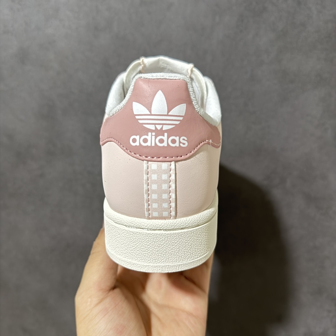 图片[4]-【公司级】Adidas Original Superstar 2 阿迪达斯 低帮 男女同款 贝壳头2代防滑耐磨轻便低邦板鞋 鞋身整体以粉色皮革打造，搭配粉色贝壳头，鞋身两侧经典锯齿三条杠Logo采用白点粉底点缀，侧身Superstar字样白色压印妆点，鞋舌上增加白色绸布加粉色电绣边线提升鞋子的时尚程度，后跟粉色装饰片辅以白色大logo，最后以米白色大底完善整体设计收尾。 货号：KJ3968 尺码：35-45带半码-选品中心