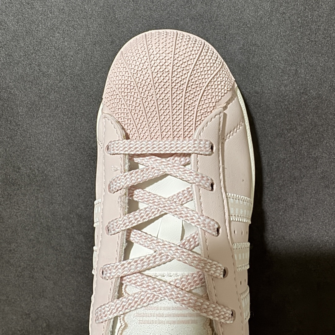 图片[5]-【公司级】Adidas Original Superstar 2 阿迪达斯 低帮 男女同款 贝壳头2代防滑耐磨轻便低邦板鞋 鞋身整体以粉色皮革打造，搭配粉色贝壳头，鞋身两侧经典锯齿三条杠Logo采用白点粉底点缀，侧身Superstar字样白色压印妆点，鞋舌上增加白色绸布加粉色电绣边线提升鞋子的时尚程度，后跟粉色装饰片辅以白色大logo，最后以米白色大底完善整体设计收尾。 货号：KJ3968 尺码：35-45带半码-选品中心