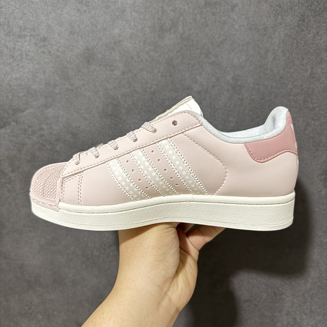 图片[2]-【公司级】Adidas Original Superstar 2 阿迪达斯 低帮 男女同款 贝壳头2代防滑耐磨轻便低邦板鞋 鞋身整体以粉色皮革打造，搭配粉色贝壳头，鞋身两侧经典锯齿三条杠Logo采用白点粉底点缀，侧身Superstar字样白色压印妆点，鞋舌上增加白色绸布加粉色电绣边线提升鞋子的时尚程度，后跟粉色装饰片辅以白色大logo，最后以米白色大底完善整体设计收尾。 货号：KJ3968 尺码：35-45带半码-选品中心