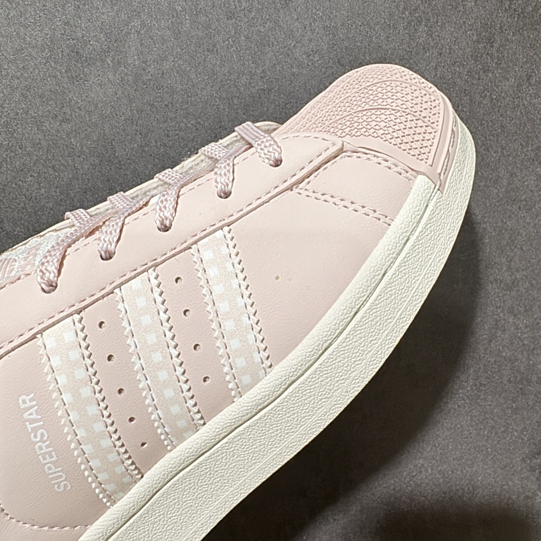 图片[7]-【公司级】Adidas Original Superstar 2 阿迪达斯 低帮 男女同款 贝壳头2代防滑耐磨轻便低邦板鞋 鞋身整体以粉色皮革打造，搭配粉色贝壳头，鞋身两侧经典锯齿三条杠Logo采用白点粉底点缀，侧身Superstar字样白色压印妆点，鞋舌上增加白色绸布加粉色电绣边线提升鞋子的时尚程度，后跟粉色装饰片辅以白色大logo，最后以米白色大底完善整体设计收尾。 货号：KJ3968 尺码：35-45带半码-选品中心