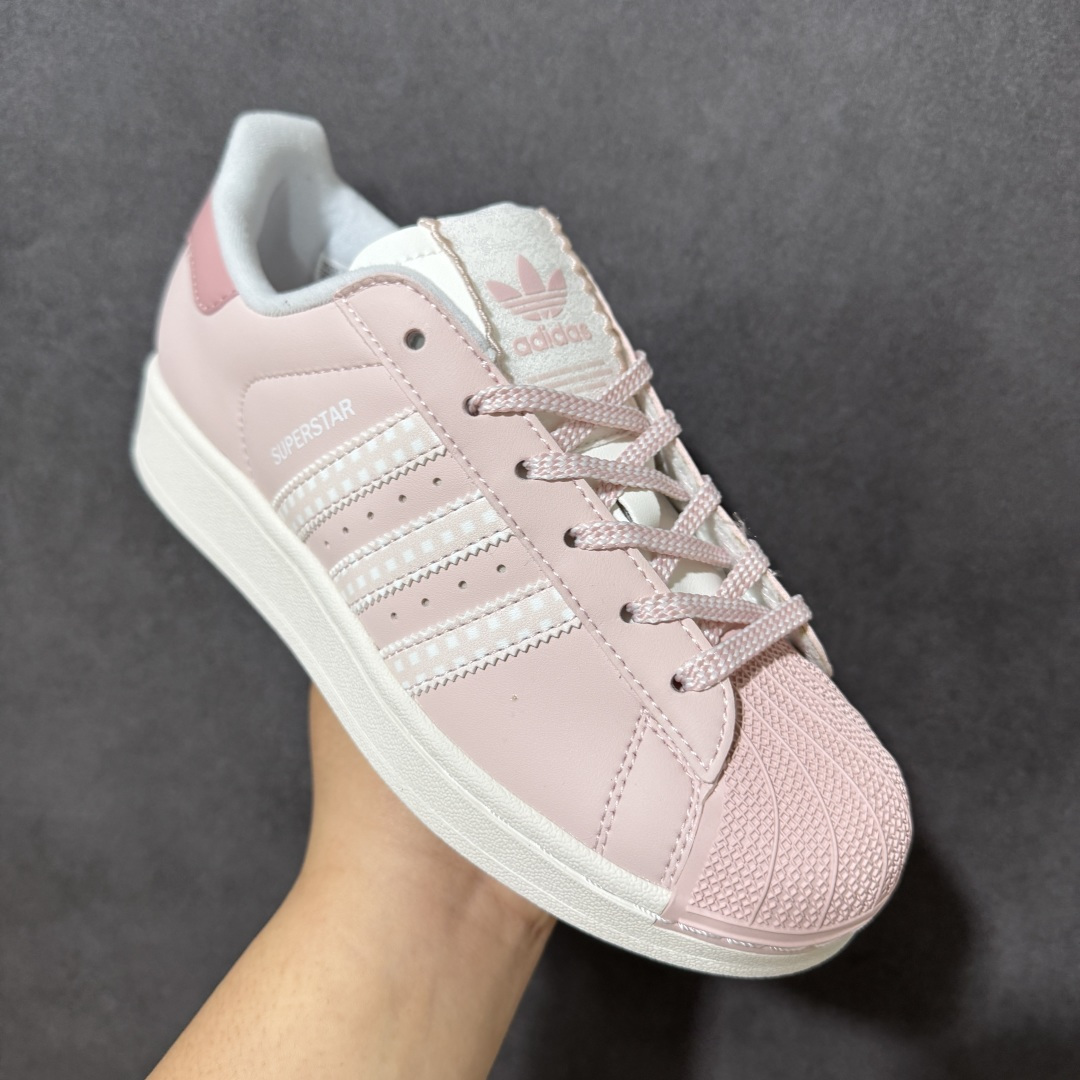 图片[3]-【公司级】Adidas Original Superstar 2 阿迪达斯 低帮 男女同款 贝壳头2代防滑耐磨轻便低邦板鞋 鞋身整体以粉色皮革打造，搭配粉色贝壳头，鞋身两侧经典锯齿三条杠Logo采用白点粉底点缀，侧身Superstar字样白色压印妆点，鞋舌上增加白色绸布加粉色电绣边线提升鞋子的时尚程度，后跟粉色装饰片辅以白色大logo，最后以米白色大底完善整体设计收尾。 货号：KJ3968 尺码：35-45带半码-选品中心