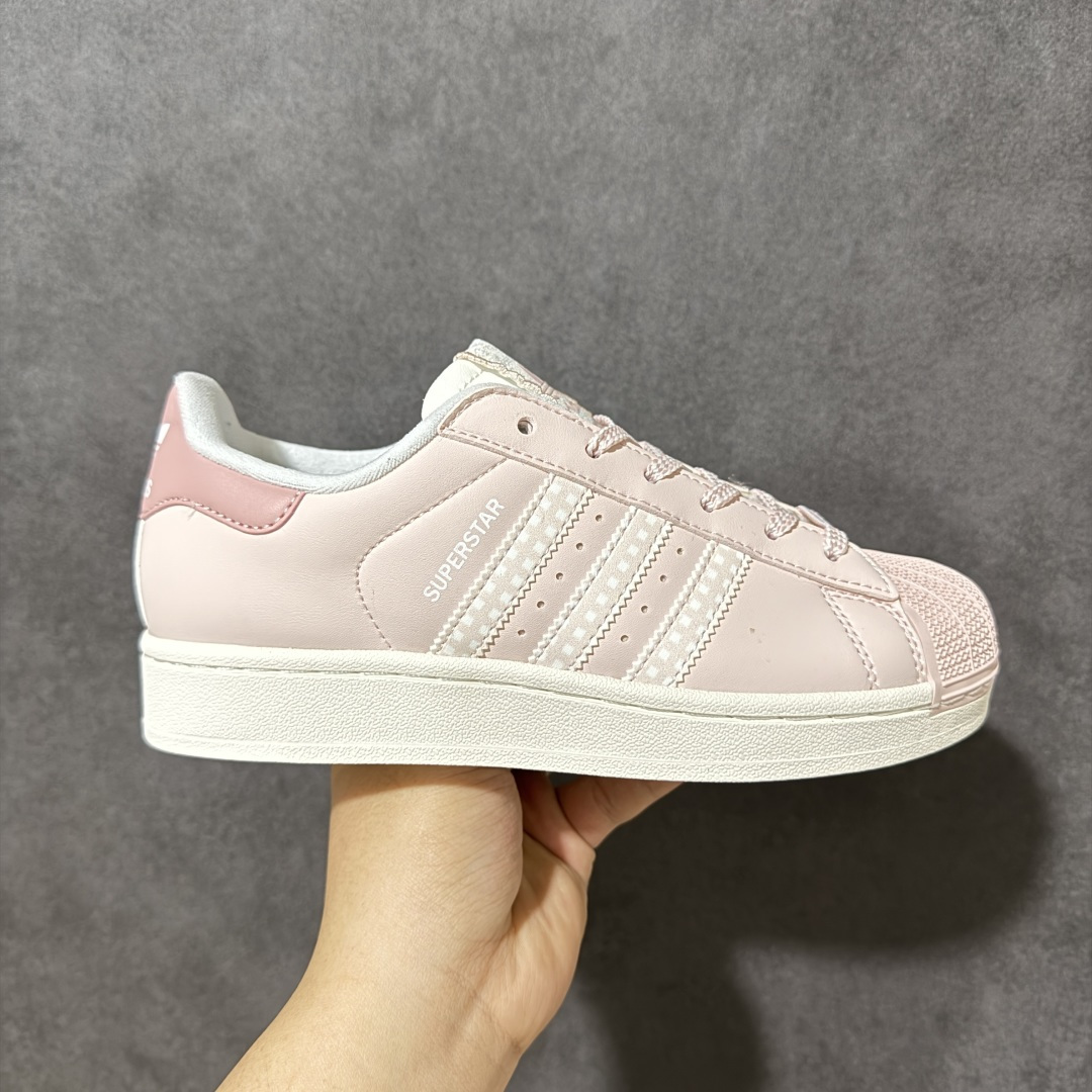 NO:780059,Local support stores [company level] Adidas Original Superstar 2 Adidas low-top men's and women's shell toe 2 generation non-slip wear-resistant lightweight low-top sneakers  The entire body of the shoe is made of pink leather, with a pink shell toe. The classic zigzag three-stripes logo on both sides of the shoe is embellished with white dots. Superstar is embossed in white on the sides. White silk fabric and pink electric embroidered edges are added to the tongue to enhance the fashion of the shoe. A pink decorative piece on the heel is complemented by a large white logo. Finally, an off-white outsole completes the overall design. Item No. KJ3968, sizes 35-45 with half size  Code XSB210220, adidas19860909本地 支持放店【公司级】Adidas Original Superstar 2 阿迪达斯 低帮 男女同款 贝壳头2代防滑耐磨轻便低邦板鞋 鞋身整体以粉色皮革打造,搭配粉色贝壳头,鞋身两侧经典锯齿三条杠Logo采用白点粉底点缀,侧身Superstar字样白色压印妆点,鞋舌上增加白色绸布加粉色电绣边线提升鞋子的时尚程度,后跟粉色装饰片辅以白色大logo,最后以米白色大底完善整体设计收尾. 货号KJ3968 尺码35-45带半码 编码XSB210220,,adidas,Men's shoes