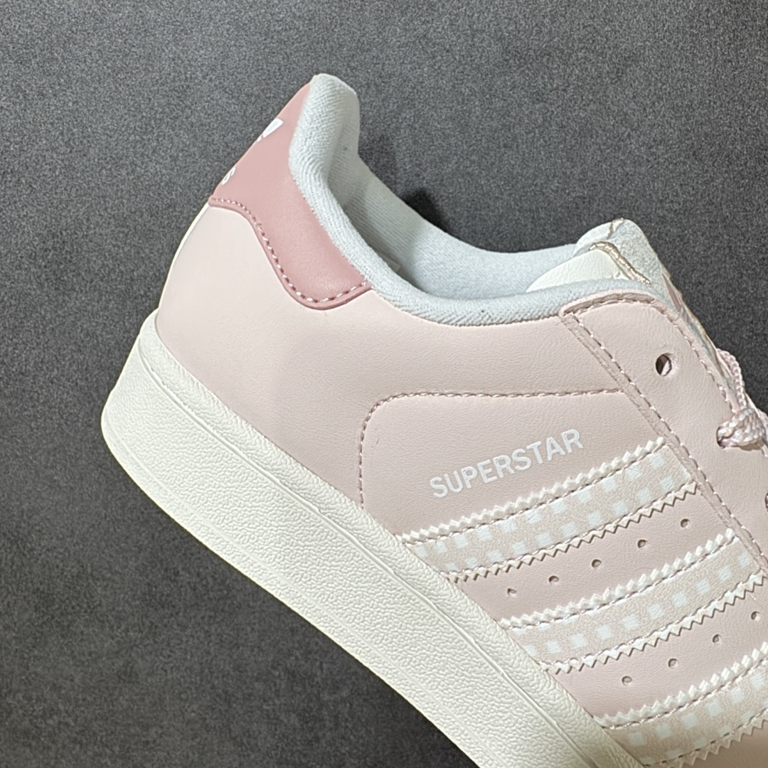 图片[8]-【公司级】Adidas Original Superstar 2 阿迪达斯 低帮 男女同款 贝壳头2代防滑耐磨轻便低邦板鞋 鞋身整体以粉色皮革打造，搭配粉色贝壳头，鞋身两侧经典锯齿三条杠Logo采用白点粉底点缀，侧身Superstar字样白色压印妆点，鞋舌上增加白色绸布加粉色电绣边线提升鞋子的时尚程度，后跟粉色装饰片辅以白色大logo，最后以米白色大底完善整体设计收尾。 货号：KJ3968 尺码：35-45带半码-选品中心