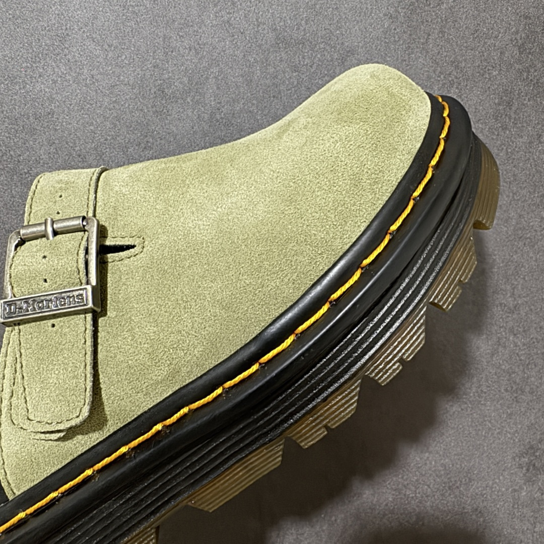 图片[8]-【广东原产版】Dr.Martens 马丁医生 厚底穆勒包头拖鞋 麂皮鞋面自带高级质感，标志性的黄色车线 + 黑色厚底，把马丁的硬核基因和穆勒拖的慵懒感完美融合。 可调节金属扣带，既能固定脚型又能自由调节松紧，上脚直接增高 5cm，秒变大长腿还不笨重。 一脚蹬的设计，出门、居家、通勤都能穿，懒人穿搭直接封神！ 不用系鞋带，不用磨合，上脚就是随性又酷的松弛感，春日穿搭的万能百搭款。 尺码：35-45-选品中心