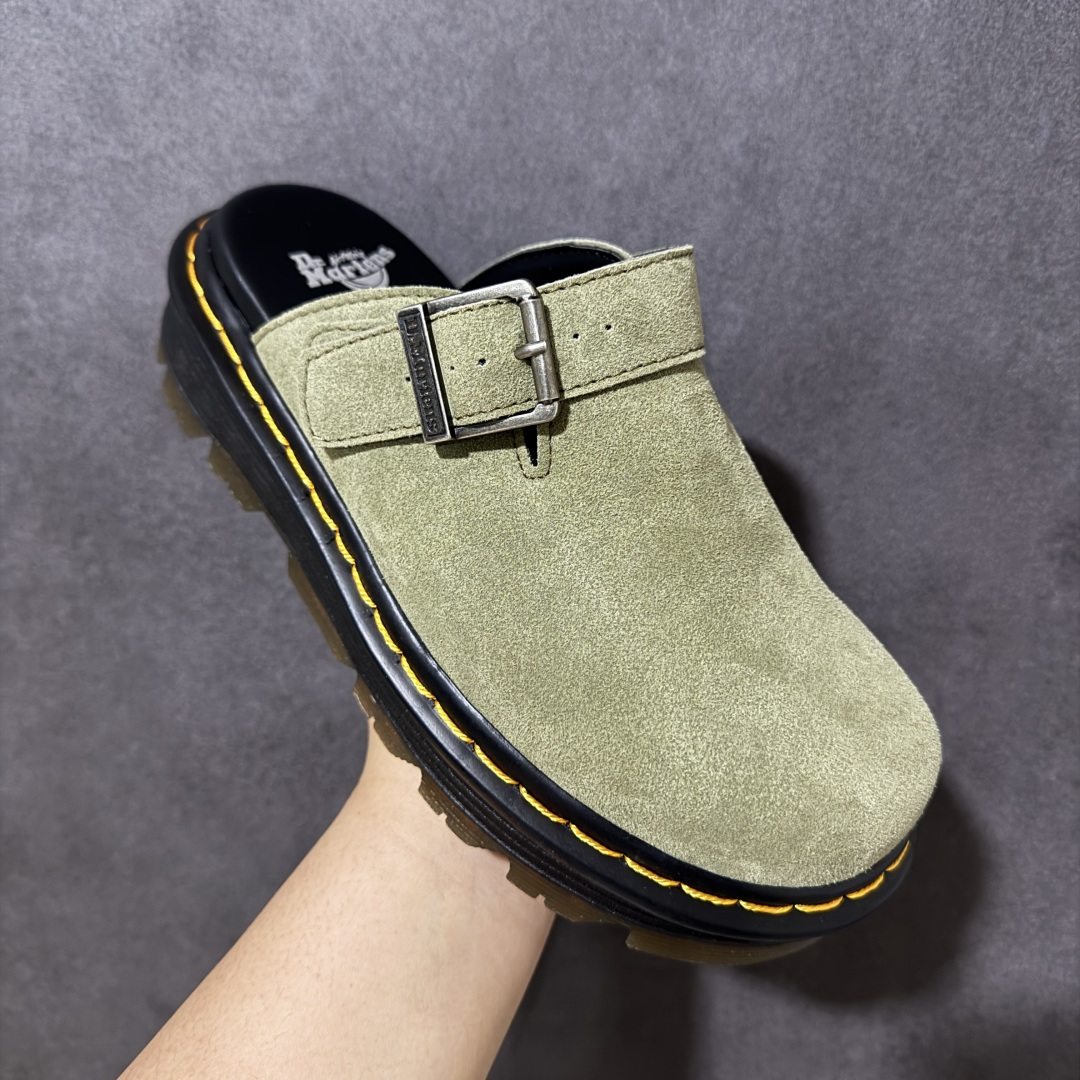图片[3]-【广东原产版】Dr.Martens 马丁医生 厚底穆勒包头拖鞋 麂皮鞋面自带高级质感，标志性的黄色车线 + 黑色厚底，把马丁的硬核基因和穆勒拖的慵懒感完美融合。 可调节金属扣带，既能固定脚型又能自由调节松紧，上脚直接增高 5cm，秒变大长腿还不笨重。 一脚蹬的设计，出门、居家、通勤都能穿，懒人穿搭直接封神！ 不用系鞋带，不用磨合，上脚就是随性又酷的松弛感，春日穿搭的万能百搭款。 尺码：35-45-选品中心