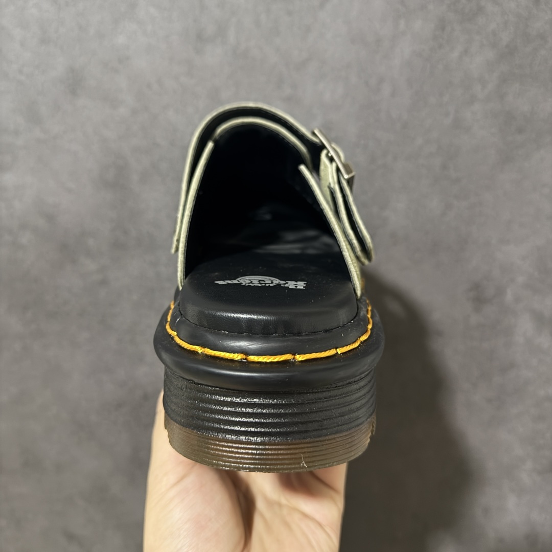 图片[4]-【广东原产版】Dr.Martens 马丁医生 厚底穆勒包头拖鞋 麂皮鞋面自带高级质感，标志性的黄色车线 + 黑色厚底，把马丁的硬核基因和穆勒拖的慵懒感完美融合。 可调节金属扣带，既能固定脚型又能自由调节松紧，上脚直接增高 5cm，秒变大长腿还不笨重。 一脚蹬的设计，出门、居家、通勤都能穿，懒人穿搭直接封神！ 不用系鞋带，不用磨合，上脚就是随性又酷的松弛感，春日穿搭的万能百搭款。 尺码：35-45-选品中心