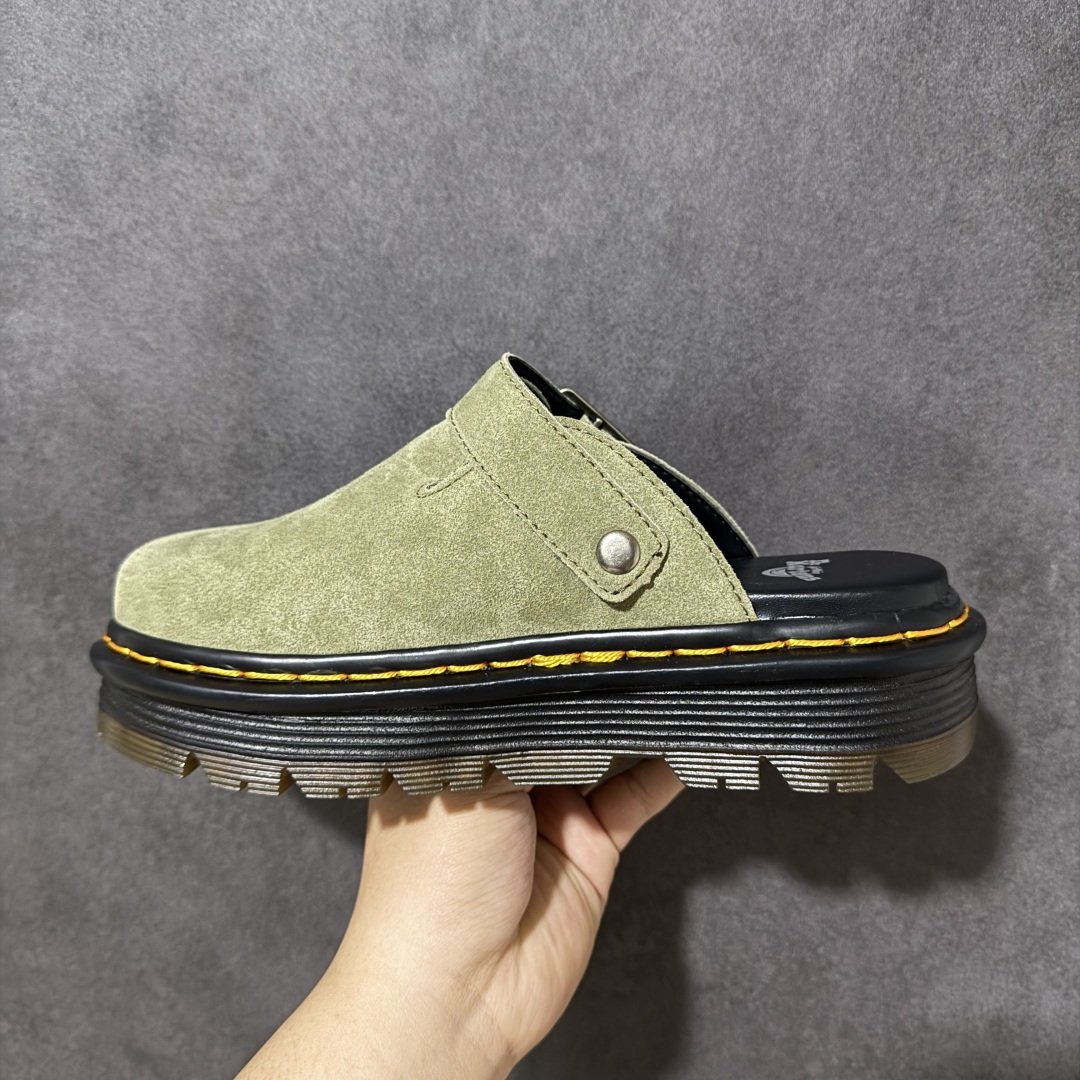 图片[2]-【广东原产版】Dr.Martens 马丁医生 厚底穆勒包头拖鞋 麂皮鞋面自带高级质感，标志性的黄色车线 + 黑色厚底，把马丁的硬核基因和穆勒拖的慵懒感完美融合。 可调节金属扣带，既能固定脚型又能自由调节松紧，上脚直接增高 5cm，秒变大长腿还不笨重。 一脚蹬的设计，出门、居家、通勤都能穿，懒人穿搭直接封神！ 不用系鞋带，不用磨合，上脚就是随性又酷的松弛感，春日穿搭的万能百搭款。 尺码：35-45-选品中心