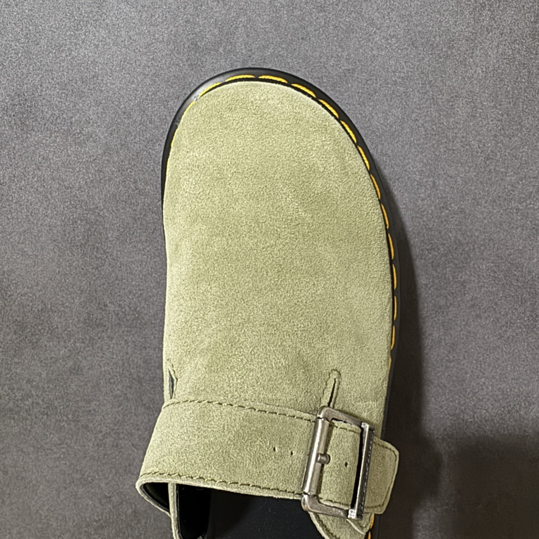 图片[5]-【广东原产版】Dr.Martens 马丁医生 厚底穆勒包头拖鞋 麂皮鞋面自带高级质感，标志性的黄色车线 + 黑色厚底，把马丁的硬核基因和穆勒拖的慵懒感完美融合。 可调节金属扣带，既能固定脚型又能自由调节松紧，上脚直接增高 5cm，秒变大长腿还不笨重。 一脚蹬的设计，出门、居家、通勤都能穿，懒人穿搭直接封神！ 不用系鞋带，不用磨合，上脚就是随性又酷的松弛感，春日穿搭的万能百搭款。 尺码：35-45-选品中心