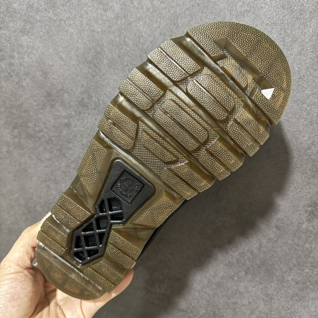 图片[9]-【广东原产版】Dr.Martens 马丁医生 厚底穆勒包头拖鞋 麂皮鞋面自带高级质感，标志性的黄色车线 + 黑色厚底，把马丁的硬核基因和穆勒拖的慵懒感完美融合。 可调节金属扣带，既能固定脚型又能自由调节松紧，上脚直接增高 5cm，秒变大长腿还不笨重。 一脚蹬的设计，出门、居家、通勤都能穿，懒人穿搭直接封神！ 不用系鞋带，不用磨合，上脚就是随性又酷的松弛感，春日穿搭的万能百搭款。 尺码：35-45-选品中心