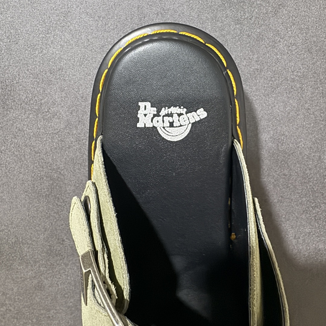 图片[6]-【广东原产版】Dr.Martens 马丁医生 厚底穆勒包头拖鞋 麂皮鞋面自带高级质感，标志性的黄色车线 + 黑色厚底，把马丁的硬核基因和穆勒拖的慵懒感完美融合。 可调节金属扣带，既能固定脚型又能自由调节松紧，上脚直接增高 5cm，秒变大长腿还不笨重。 一脚蹬的设计，出门、居家、通勤都能穿，懒人穿搭直接封神！ 不用系鞋带，不用磨合，上脚就是随性又酷的松弛感，春日穿搭的万能百搭款。 尺码：35-45-选品中心