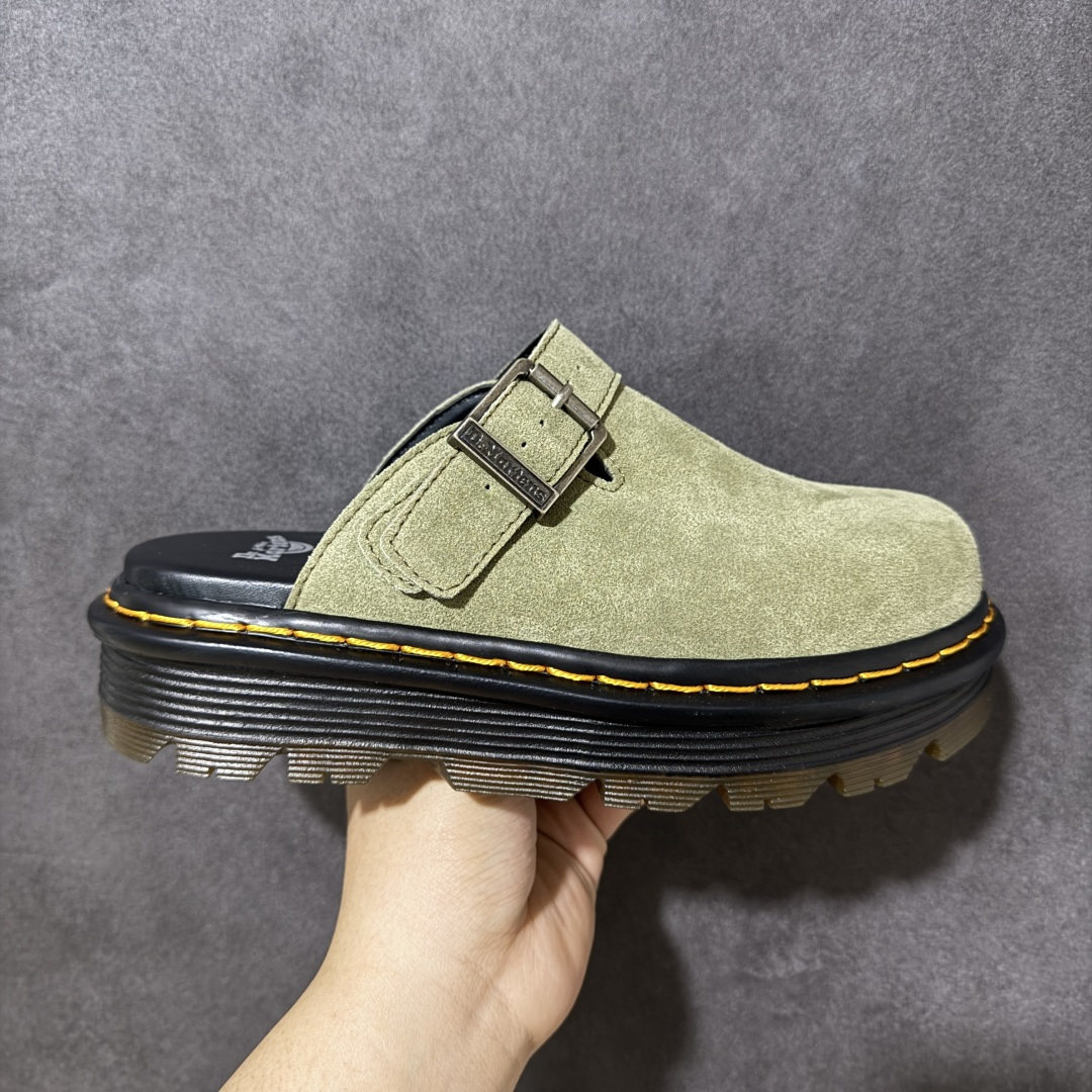 【广东原产版】Dr.Martens 马丁医生 厚底穆勒包头拖鞋 麂皮鞋面自带高级质感，标志性的黄色车线 + 黑色厚底，把马丁的硬核基因和穆勒拖的慵懒感完美融合。 可调节金属扣带，既能固定脚型又能自由调节松紧，上脚直接增高 5cm，秒变大长腿还不笨重。 一脚蹬的设计，出门、居家、通勤都能穿，懒人穿搭直接封神！ 不用系鞋带，不用磨合，上脚就是随性又酷的松弛感，春日穿搭的万能百搭款。 尺码：35-45-选品中心
