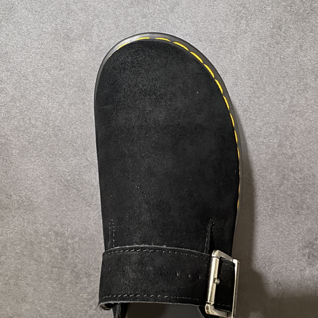 图片[5]-【广东原产版】Dr.Martens 马丁医生 厚底穆勒包头拖鞋 麂皮鞋面自带高级质感，标志性的黄色车线 + 黑色厚底，把马丁的硬核基因和穆勒拖的慵懒感完美融合。 可调节金属扣带，既能固定脚型又能自由调节松紧，上脚直接增高 5cm，秒变大长腿还不笨重。 一脚蹬的设计，出门、居家、通勤都能穿，懒人穿搭直接封神！ 不用系鞋带，不用磨合，上脚就是随性又酷的松弛感，春日穿搭的万能百搭款。 尺码：35-45-选品中心