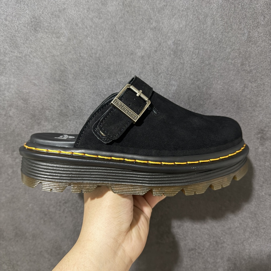 【广东原产版】Dr.Martens 马丁医生 厚底穆勒包头拖鞋 麂皮鞋面自带高级质感，标志性的黄色车线 + 黑色厚底，把马丁的硬核基因和穆勒拖的慵懒感完美融合。 可调节金属扣带，既能固定脚型又能自由调节松紧，上脚直接增高 5cm，秒变大长腿还不笨重。 一脚蹬的设计，出门、居家、通勤都能穿，懒人穿搭直接封神！ 不用系鞋带，不用磨合，上脚就是随性又酷的松弛感，春日穿搭的万能百搭款。 尺码：35-45-选品中心