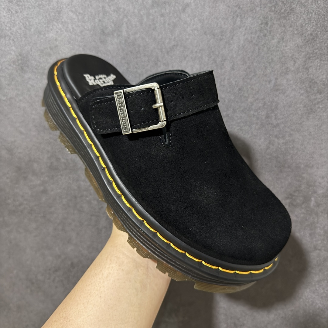 图片[3]-【广东原产版】Dr.Martens 马丁医生 厚底穆勒包头拖鞋 麂皮鞋面自带高级质感，标志性的黄色车线 + 黑色厚底，把马丁的硬核基因和穆勒拖的慵懒感完美融合。 可调节金属扣带，既能固定脚型又能自由调节松紧，上脚直接增高 5cm，秒变大长腿还不笨重。 一脚蹬的设计，出门、居家、通勤都能穿，懒人穿搭直接封神！ 不用系鞋带，不用磨合，上脚就是随性又酷的松弛感，春日穿搭的万能百搭款。 尺码：35-45-选品中心