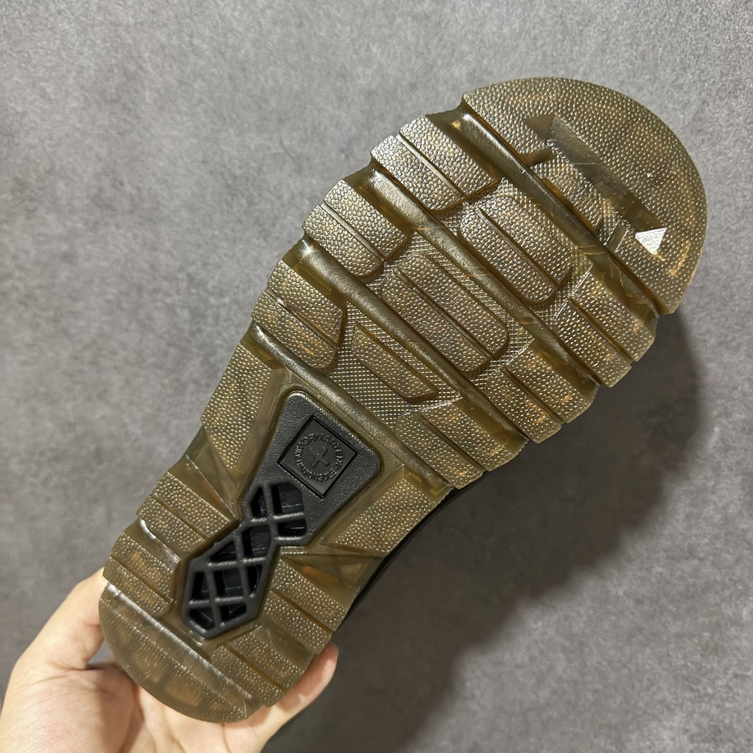 图片[9]-【广东原产版】Dr.Martens 马丁医生 厚底穆勒包头拖鞋 麂皮鞋面自带高级质感，标志性的黄色车线 + 黑色厚底，把马丁的硬核基因和穆勒拖的慵懒感完美融合。 可调节金属扣带，既能固定脚型又能自由调节松紧，上脚直接增高 5cm，秒变大长腿还不笨重。 一脚蹬的设计，出门、居家、通勤都能穿，懒人穿搭直接封神！ 不用系鞋带，不用磨合，上脚就是随性又酷的松弛感，春日穿搭的万能百搭款。 尺码：35-45-选品中心