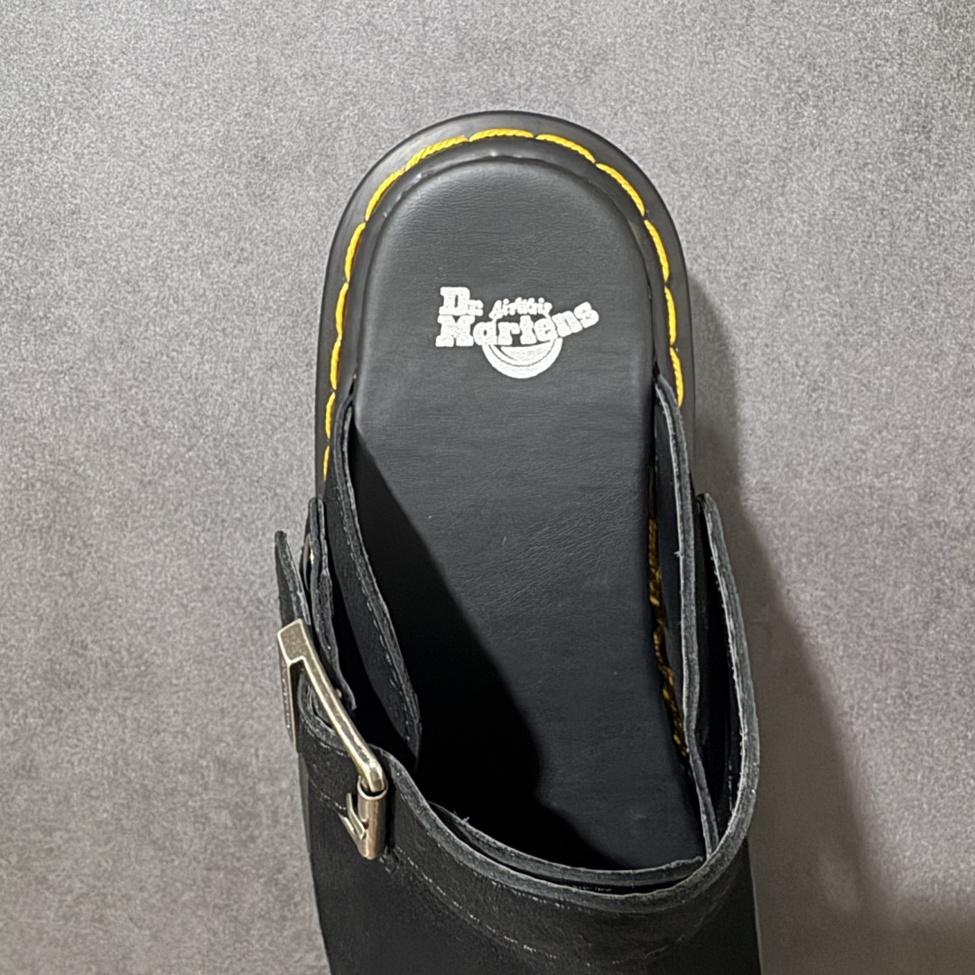 图片[6]-【广东原产版】Dr.Martens 马丁医生 厚底穆勒包头拖鞋 麂皮鞋面自带高级质感，标志性的黄色车线 + 黑色厚底，把马丁的硬核基因和穆勒拖的慵懒感完美融合。 可调节金属扣带，既能固定脚型又能自由调节松紧，上脚直接增高 5cm，秒变大长腿还不笨重。 一脚蹬的设计，出门、居家、通勤都能穿，懒人穿搭直接封神！ 不用系鞋带，不用磨合，上脚就是随性又酷的松弛感，春日穿搭的万能百搭款。 尺码：35-45-选品中心