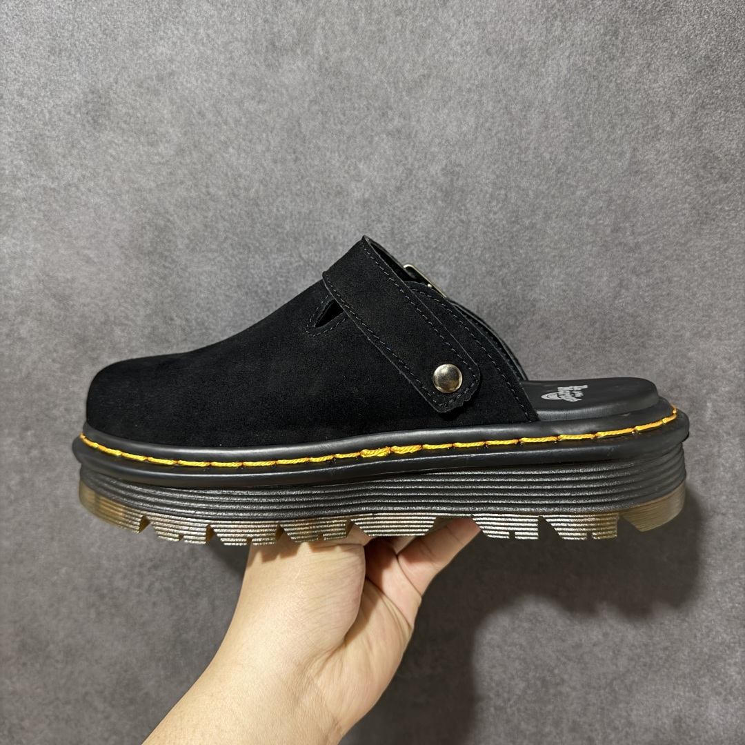 图片[2]-【广东原产版】Dr.Martens 马丁医生 厚底穆勒包头拖鞋 麂皮鞋面自带高级质感，标志性的黄色车线 + 黑色厚底，把马丁的硬核基因和穆勒拖的慵懒感完美融合。 可调节金属扣带，既能固定脚型又能自由调节松紧，上脚直接增高 5cm，秒变大长腿还不笨重。 一脚蹬的设计，出门、居家、通勤都能穿，懒人穿搭直接封神！ 不用系鞋带，不用磨合，上脚就是随性又酷的松弛感，春日穿搭的万能百搭款。 尺码：35-45-选品中心