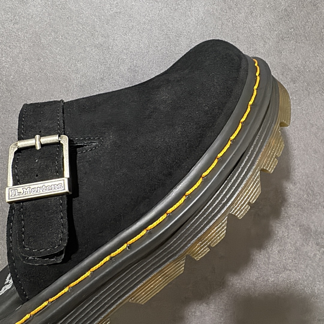 图片[8]-【广东原产版】Dr.Martens 马丁医生 厚底穆勒包头拖鞋 麂皮鞋面自带高级质感，标志性的黄色车线 + 黑色厚底，把马丁的硬核基因和穆勒拖的慵懒感完美融合。 可调节金属扣带，既能固定脚型又能自由调节松紧，上脚直接增高 5cm，秒变大长腿还不笨重。 一脚蹬的设计，出门、居家、通勤都能穿，懒人穿搭直接封神！ 不用系鞋带，不用磨合，上脚就是随性又酷的松弛感，春日穿搭的万能百搭款。 尺码：35-45-选品中心